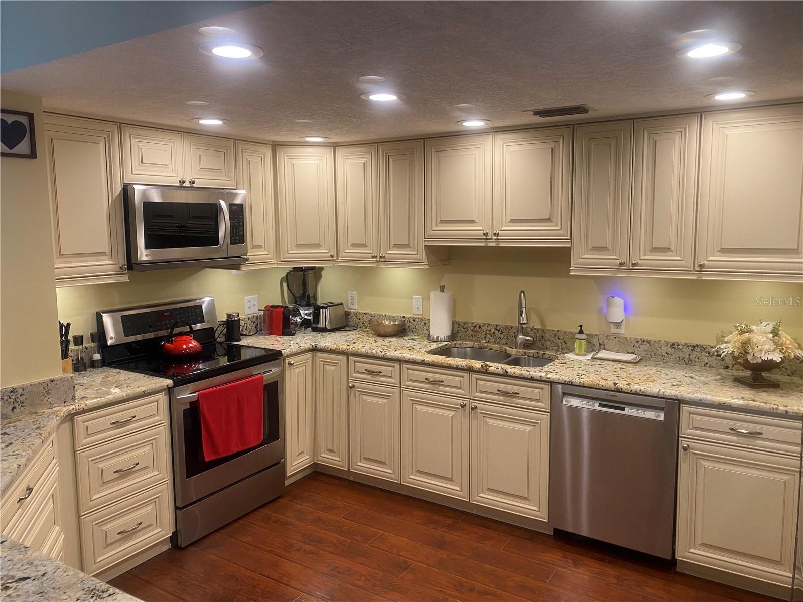 Image 15 of 89 For 7100 Sunshine Skyway Lane S 906