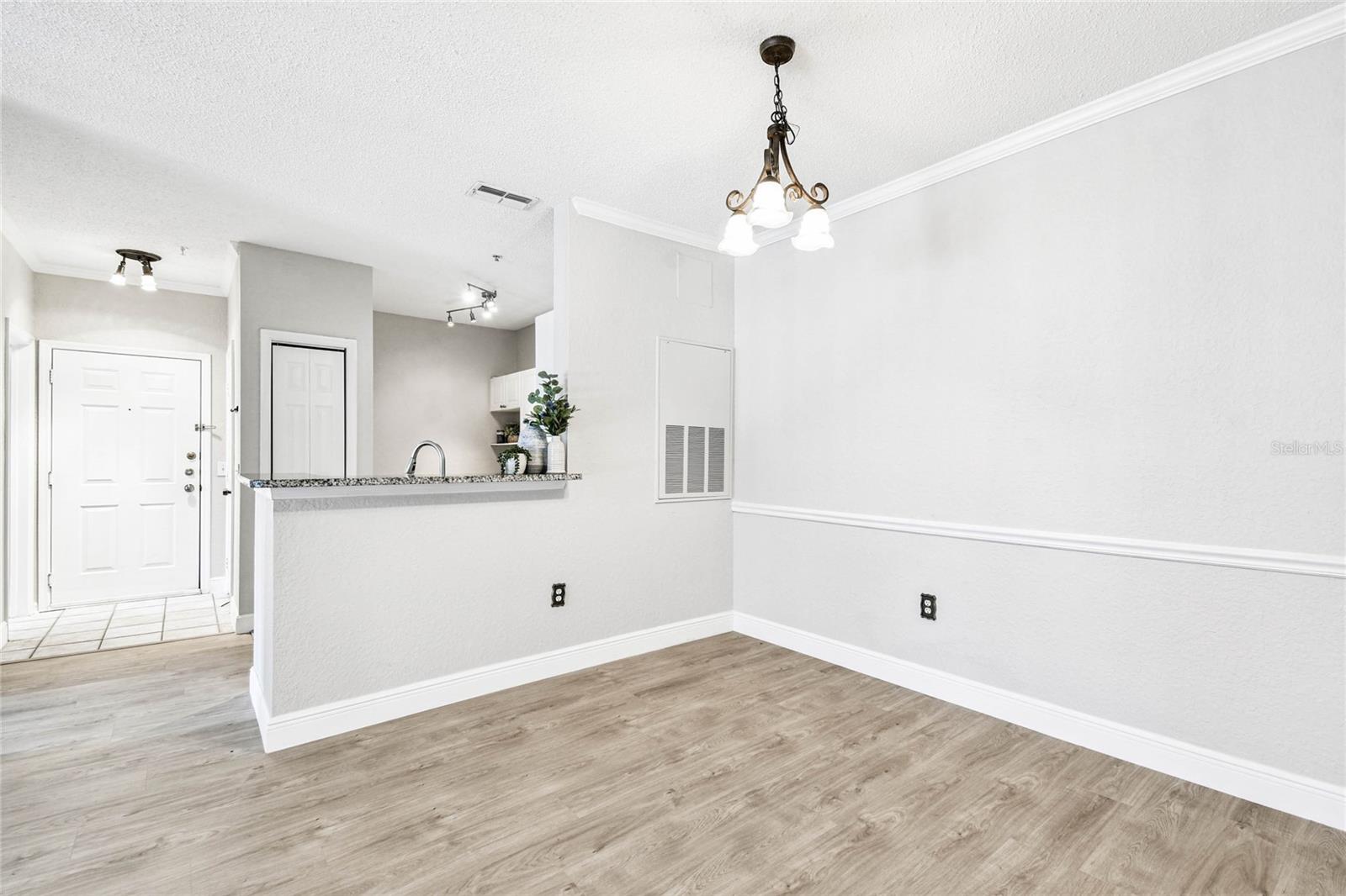Image 22 of 60 For 18001 Richmond Place Drive 1223