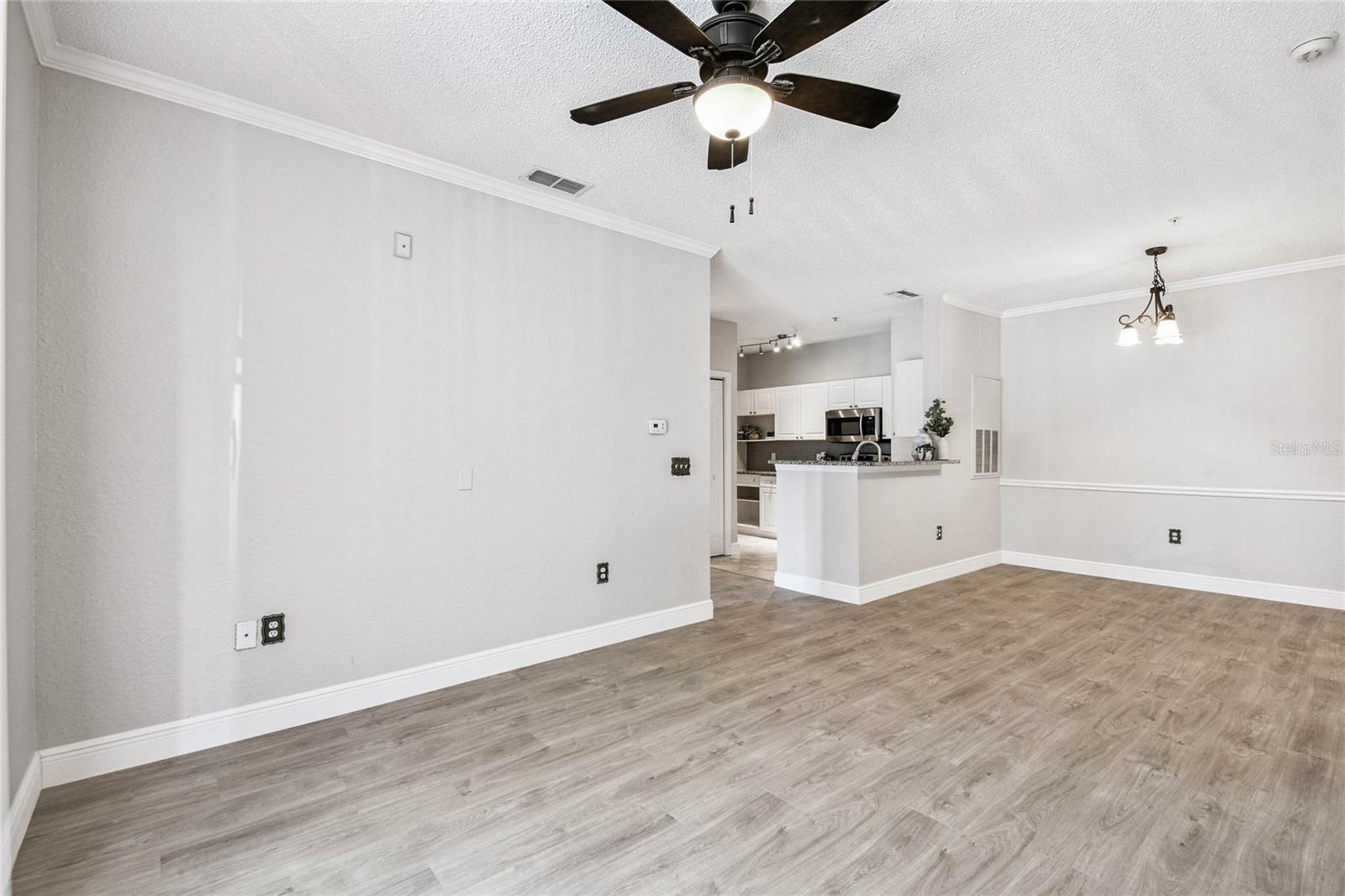 Image 28 of 60 For 18001 Richmond Place Drive 1223
