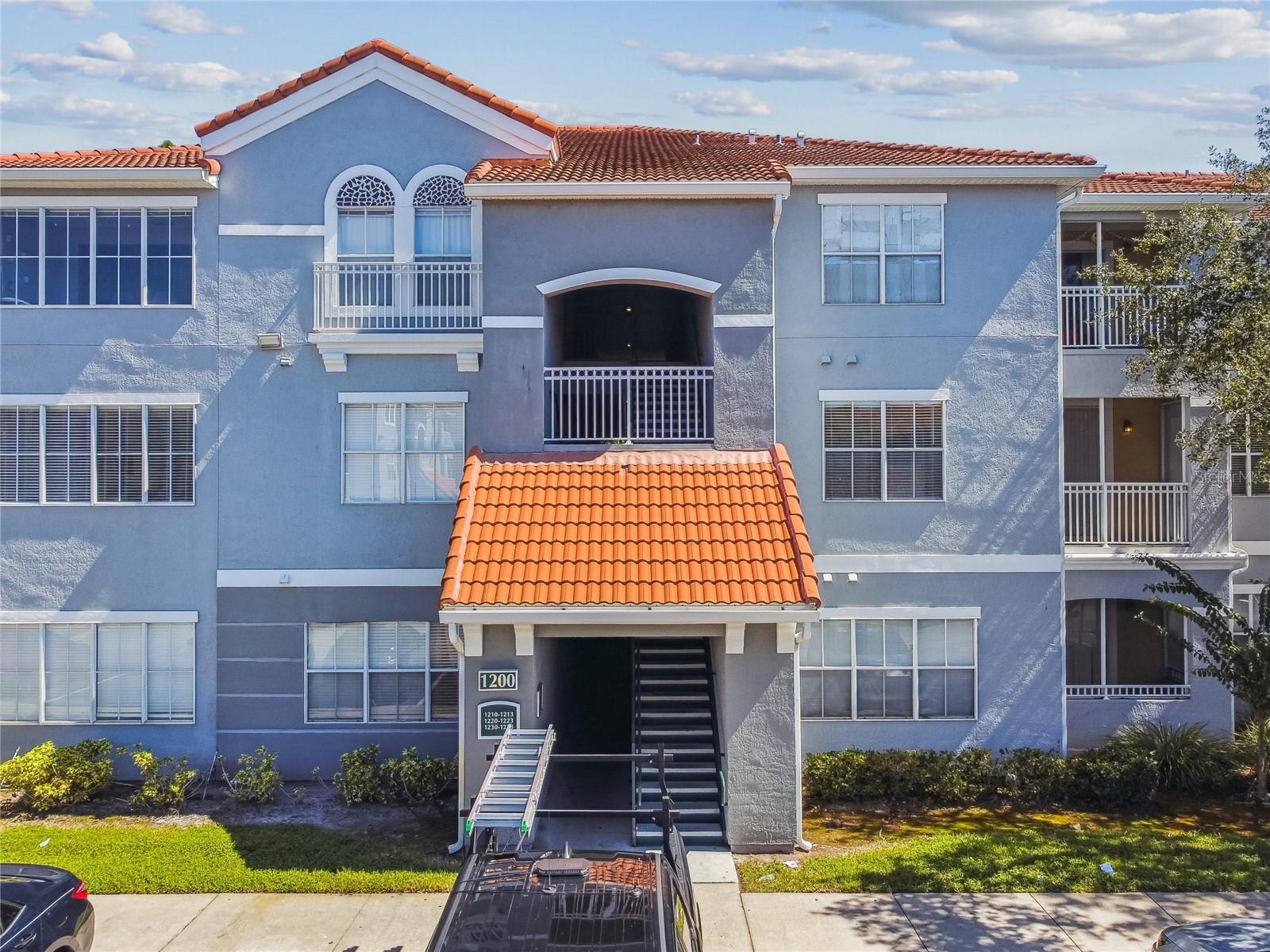Image 3 of 60 For 18001 Richmond Place Drive 1223