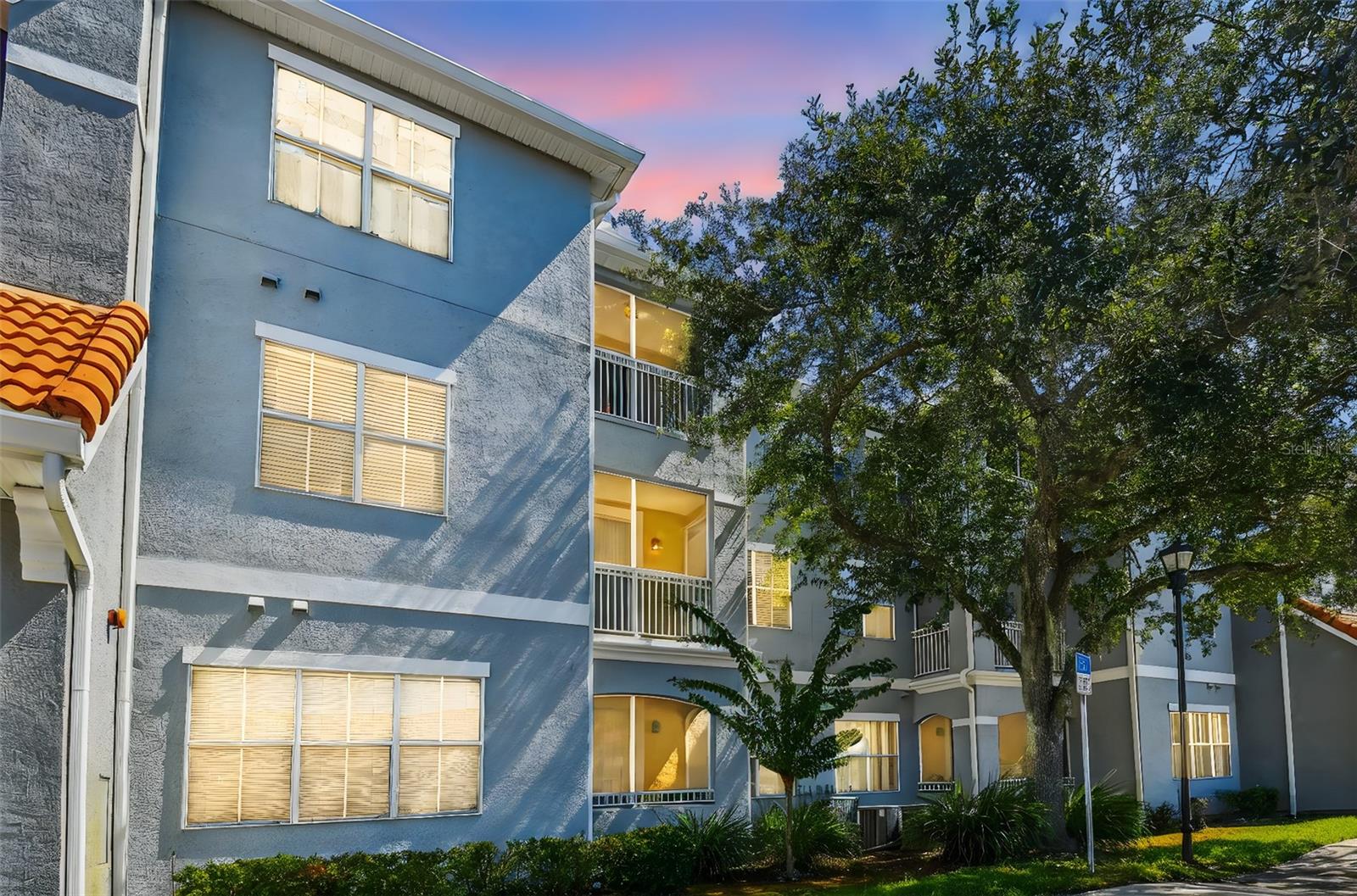 Image 4 of 60 For 18001 Richmond Place Drive 1223