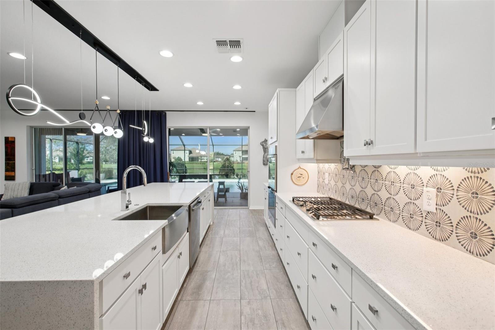 Listing photo id 2 for 7135 Graybrook Drive