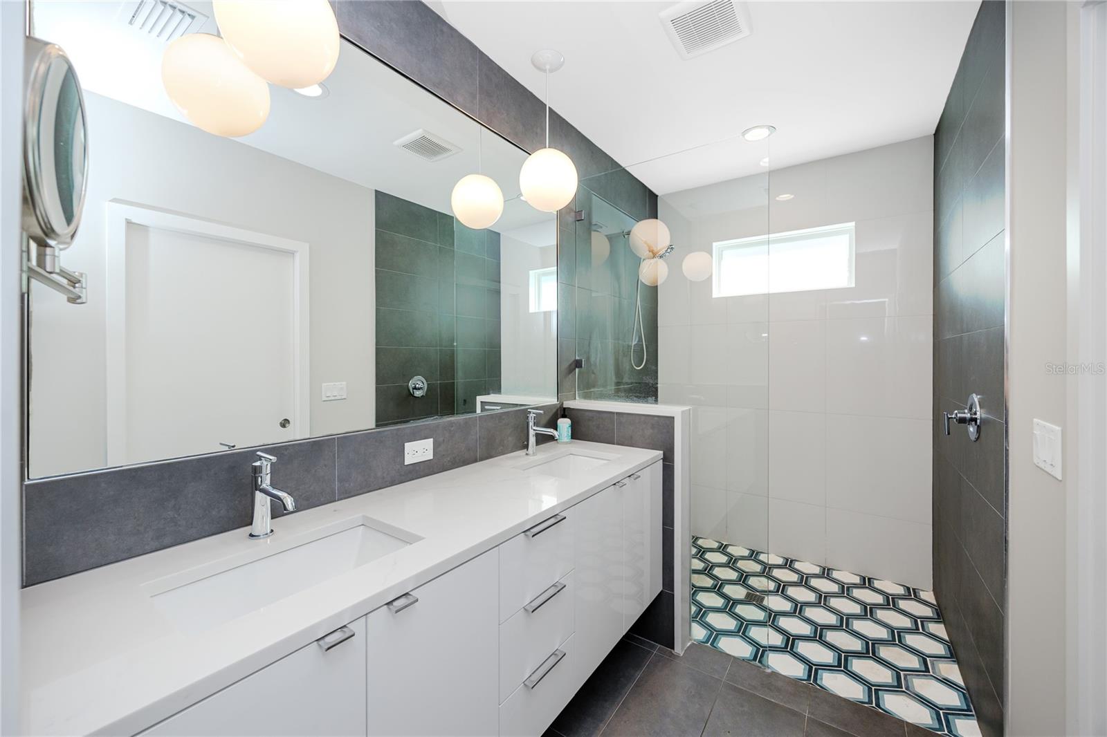 Image 18 of 33 For 5326 Newton Avenue S