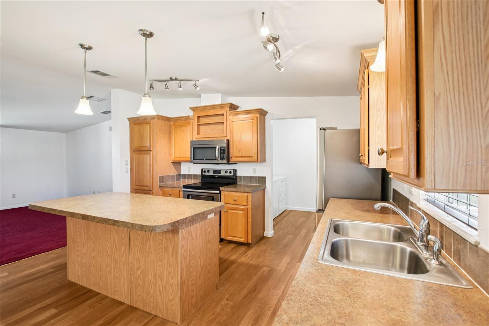 Listing photo id 8 for 12373 Tree Street