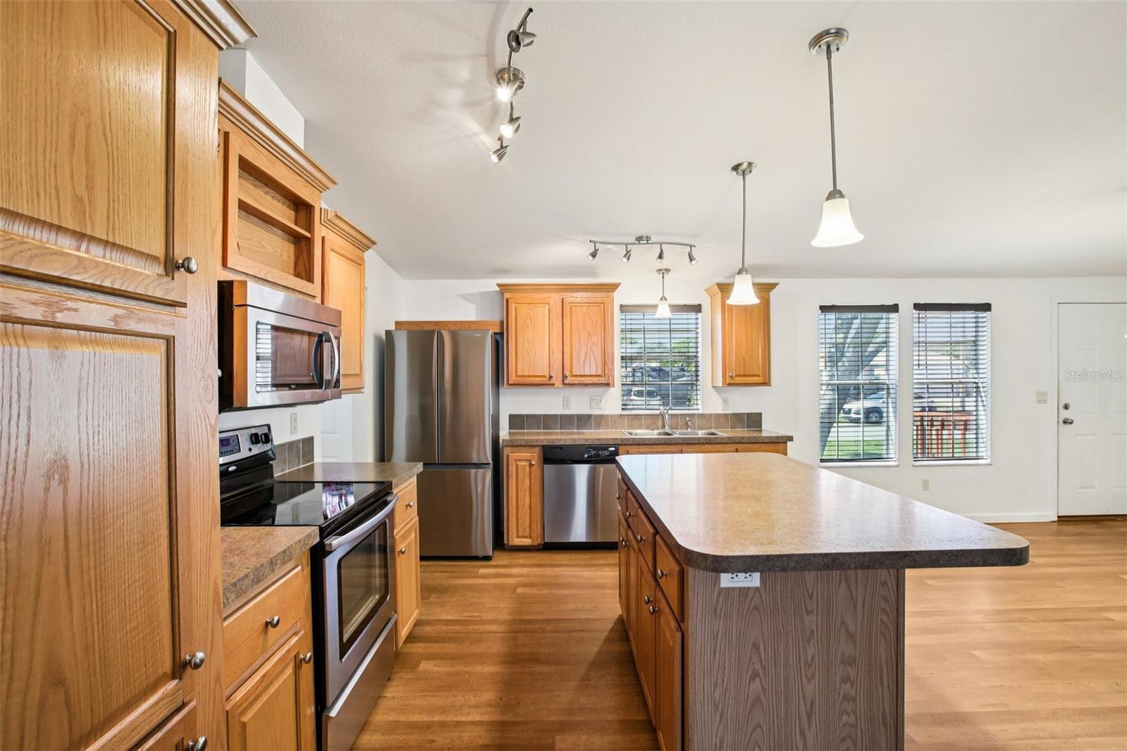 Listing photo id 9 for 12373 Tree Street