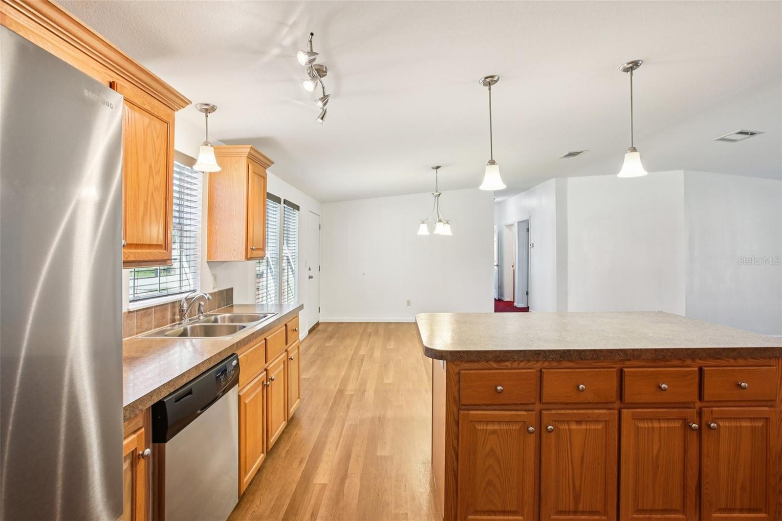Listing photo id 10 for 12373 Tree Street