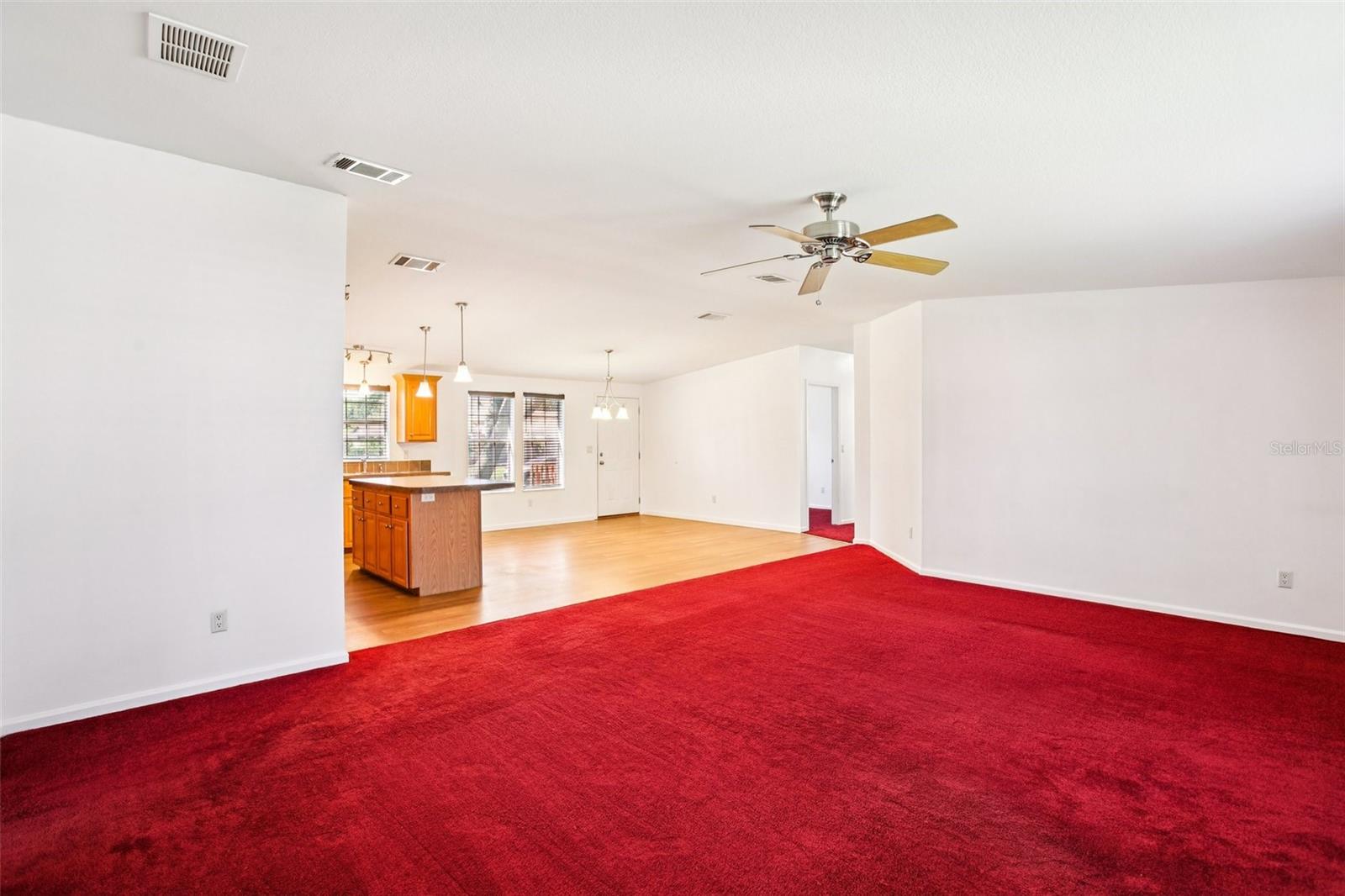 Listing photo id 12 for 12373 Tree Street