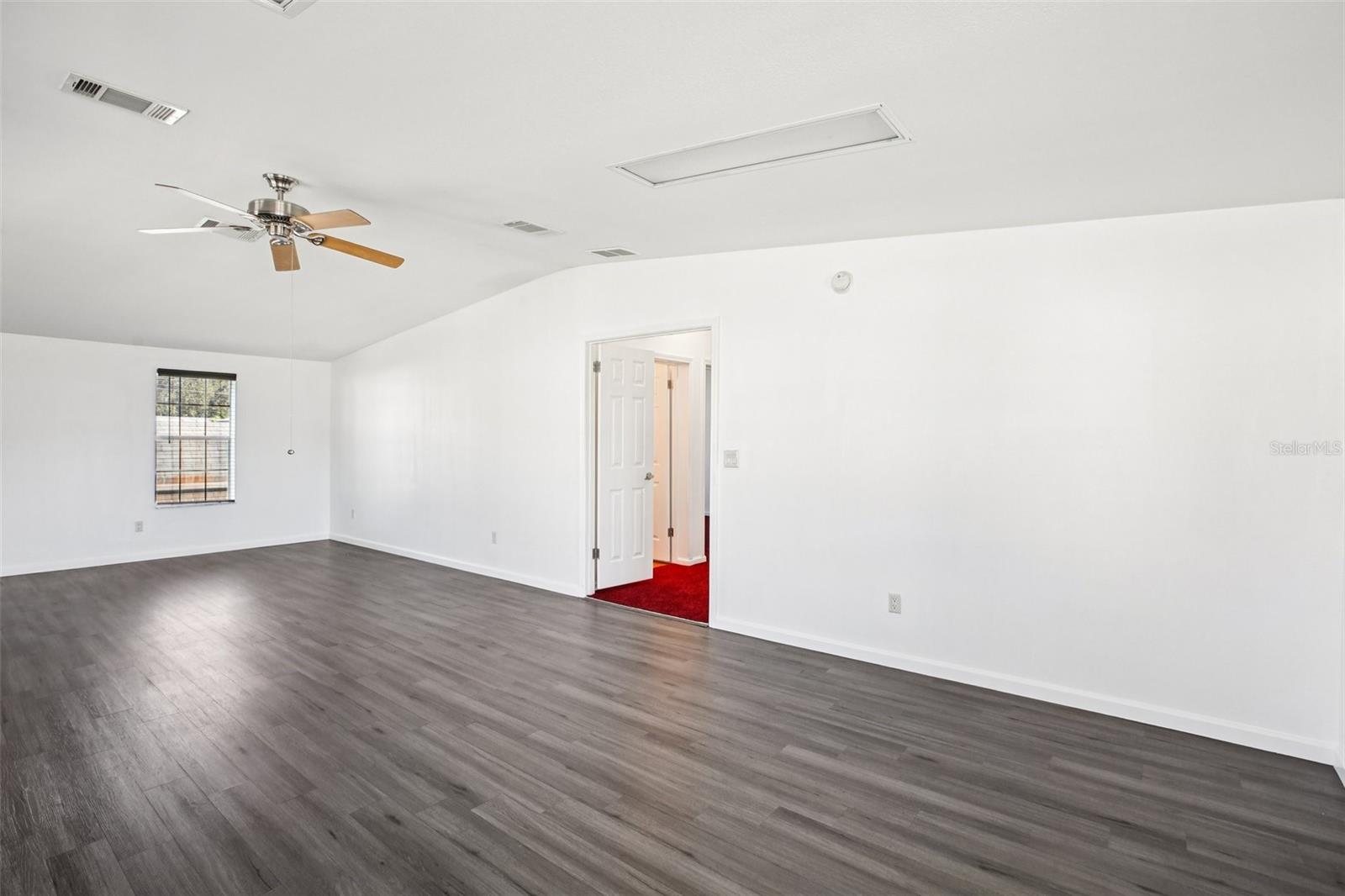Listing photo id 14 for 12373 Tree Street