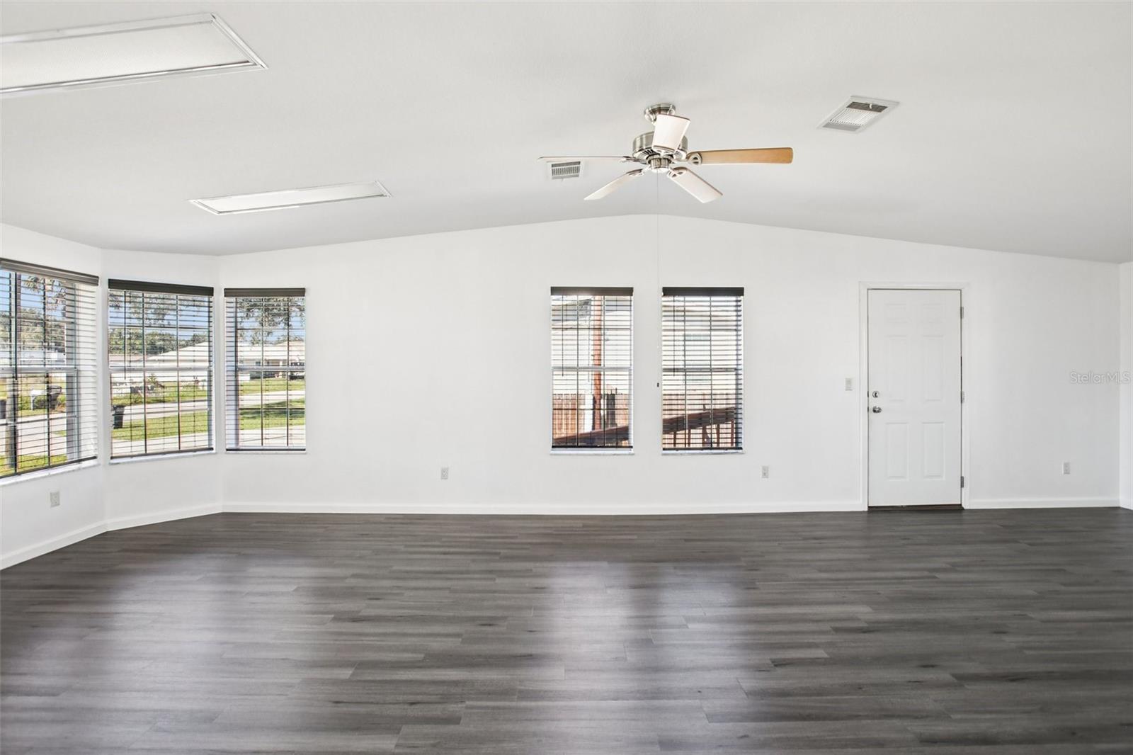 Listing photo id 15 for 12373 Tree Street