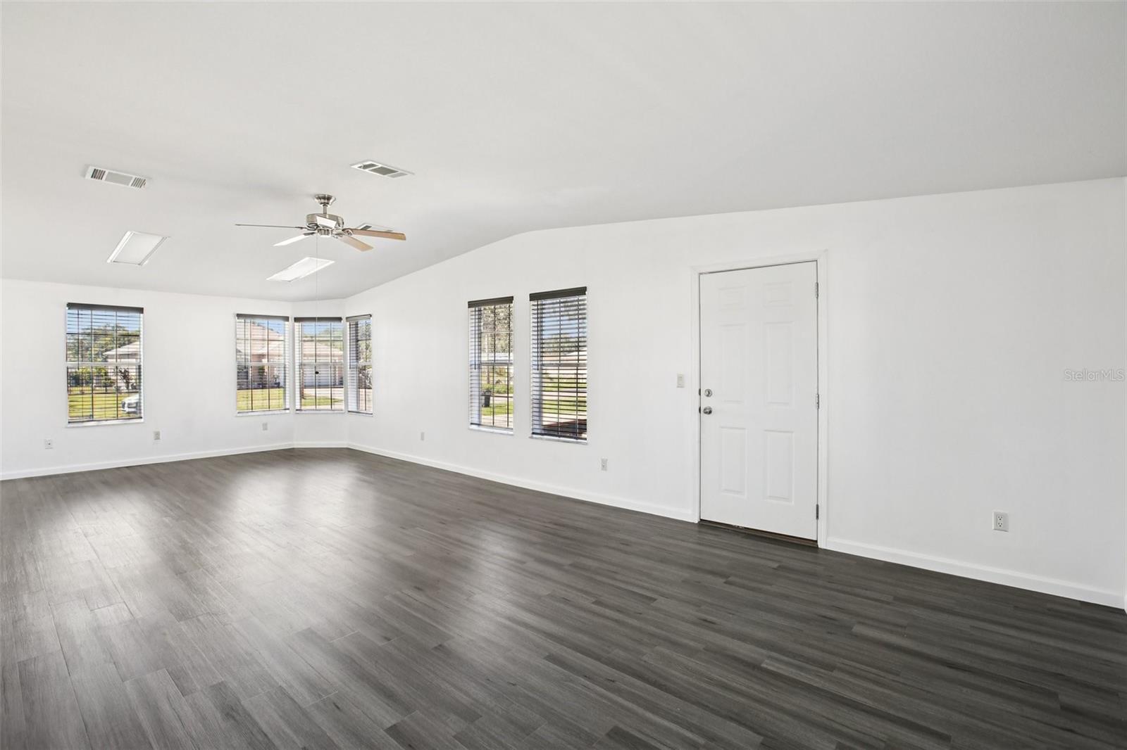 Listing photo id 16 for 12373 Tree Street