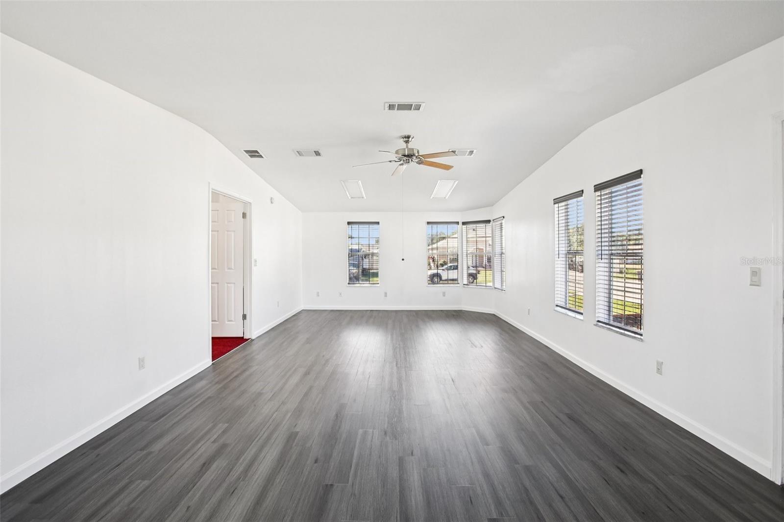 Listing photo id 17 for 12373 Tree Street
