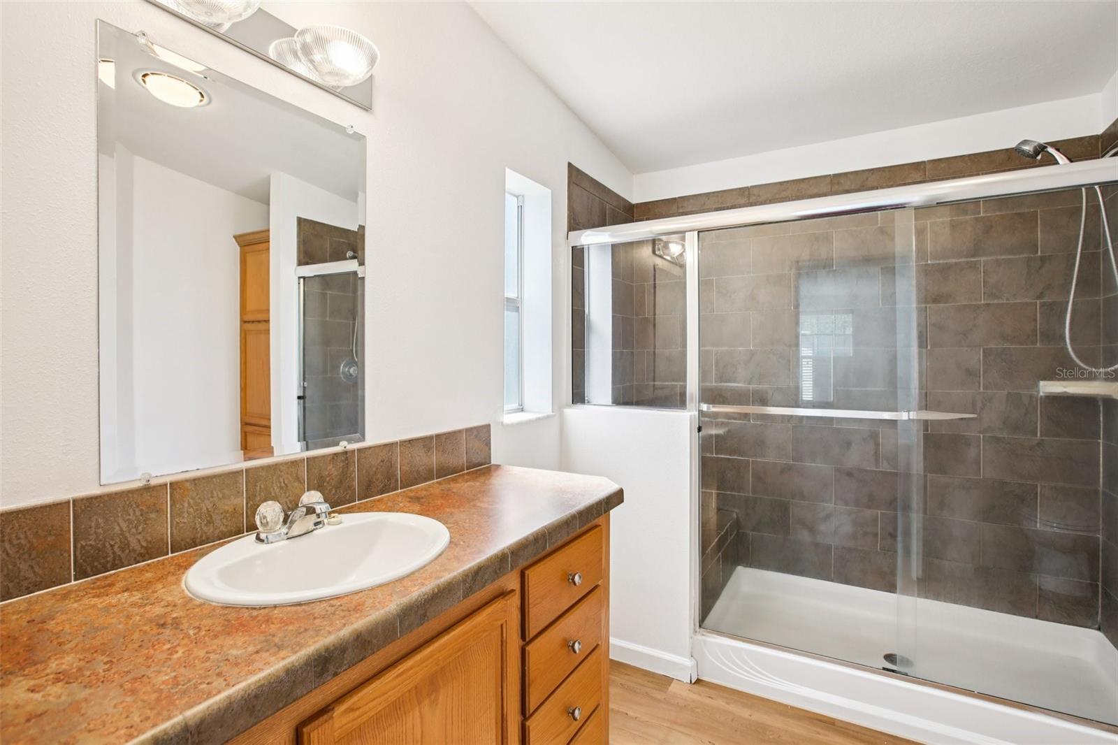 Listing photo id 22 for 12373 Tree Street