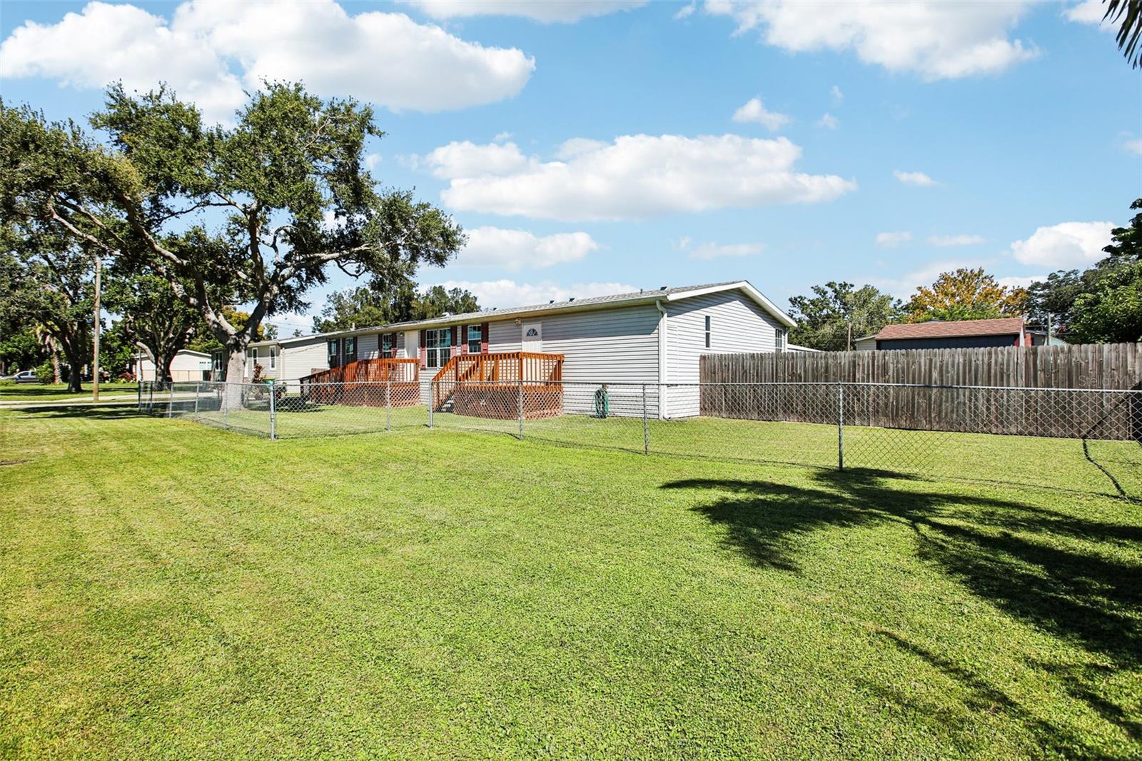 Listing photo id 1 for 12373 Tree Street