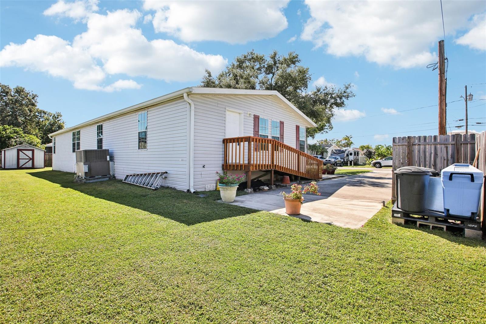Listing photo id 31 for 12373 Tree Street