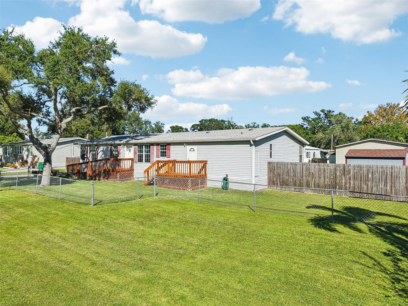 Listing photo id 35 for 12373 Tree Street