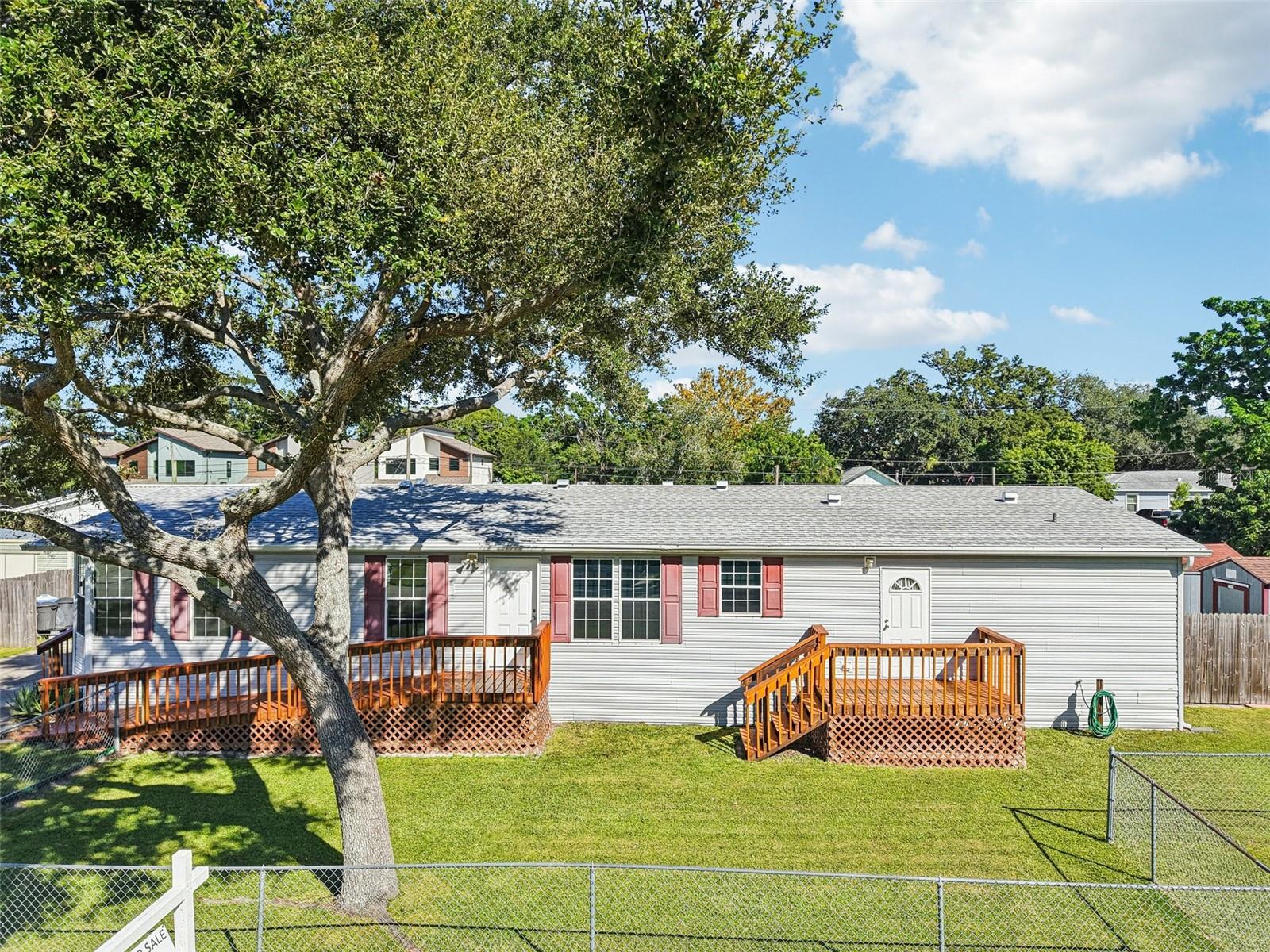 Listing photo id 36 for 12373 Tree Street