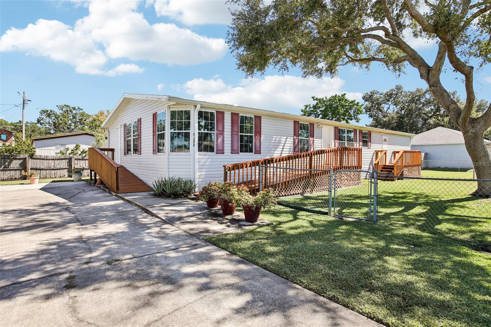 Listing photo id 2 for 12373 Tree Street