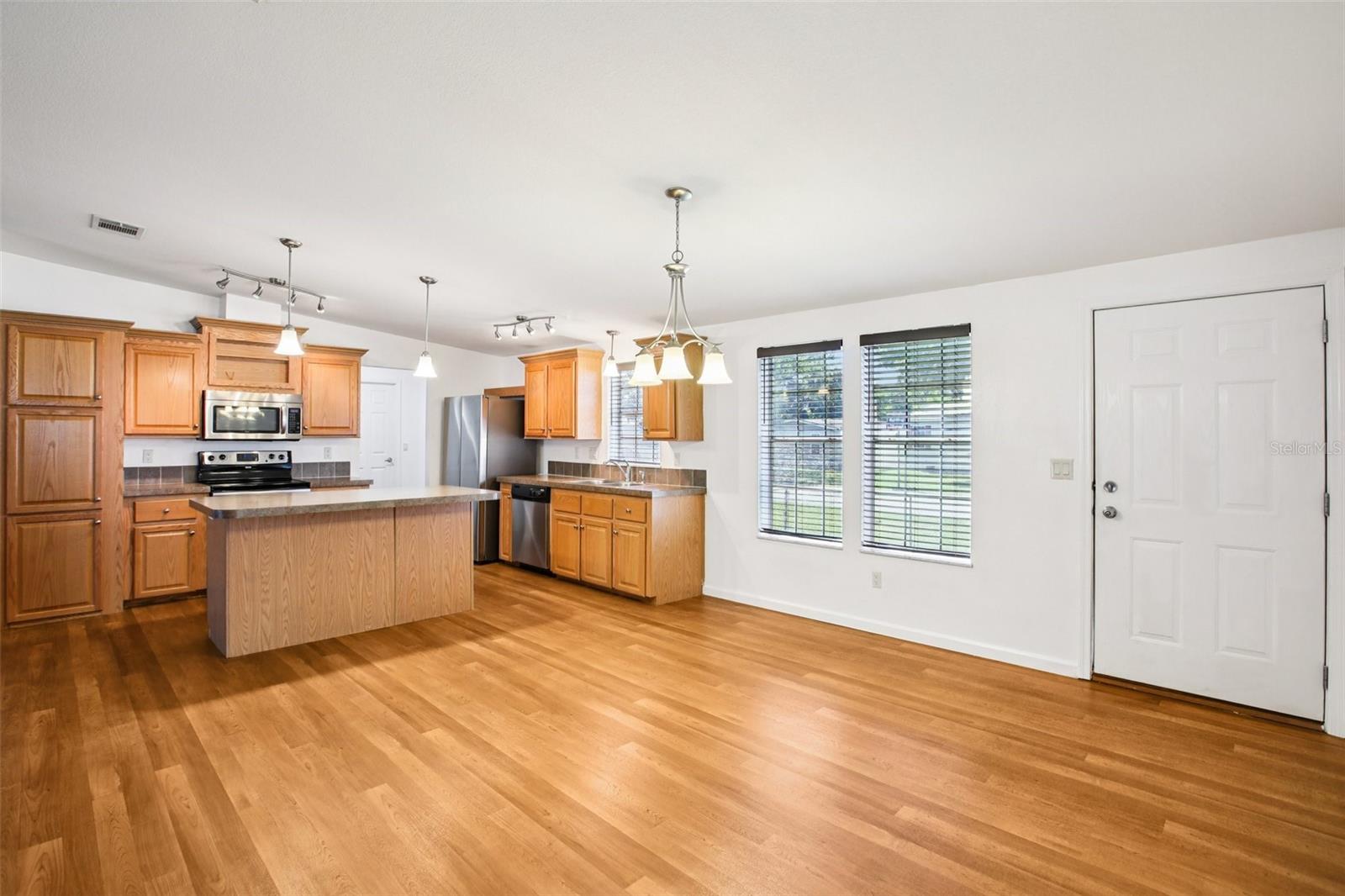 Listing photo id 5 for 12373 Tree Street