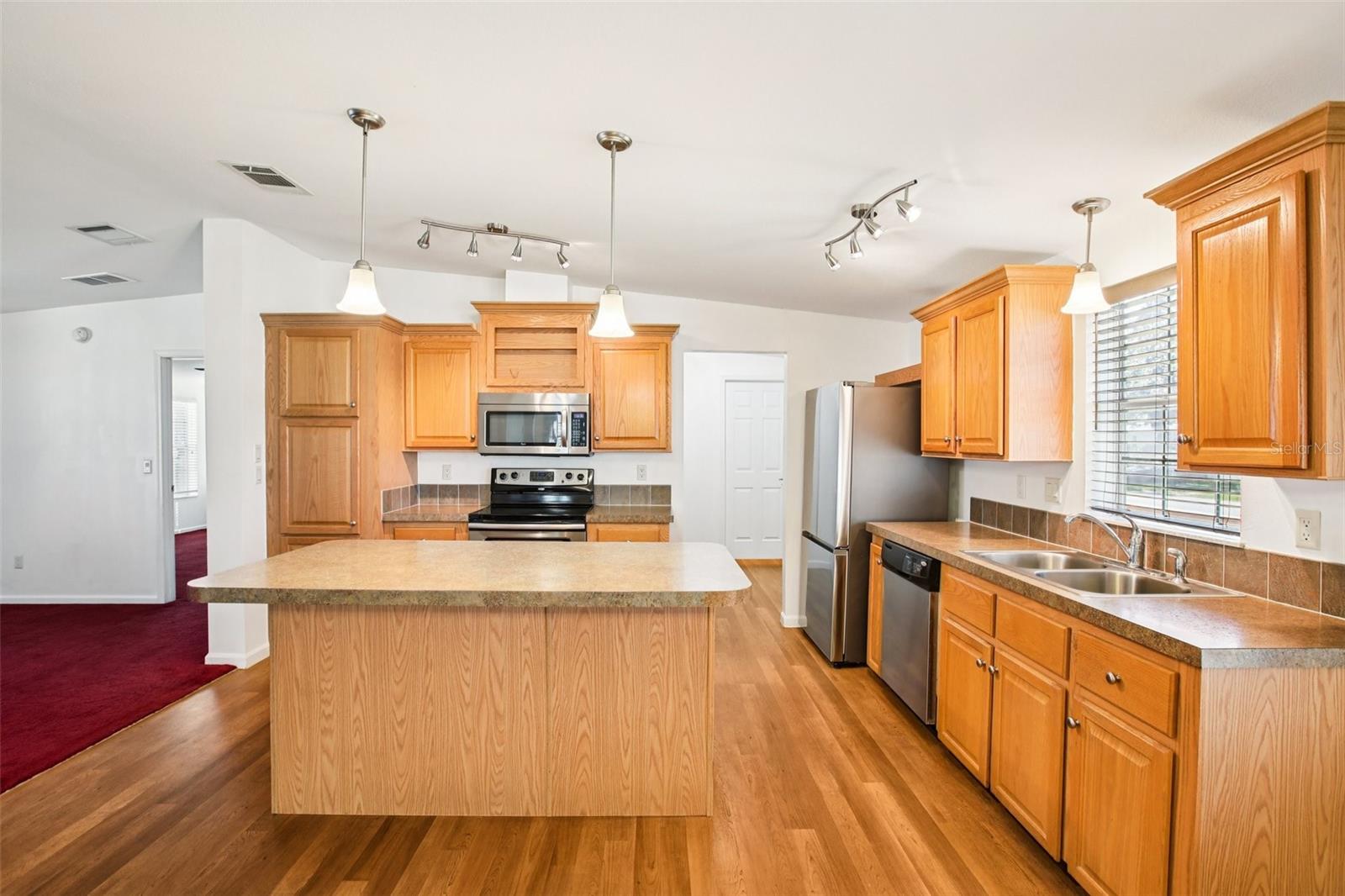 Listing photo id 7 for 12373 Tree Street