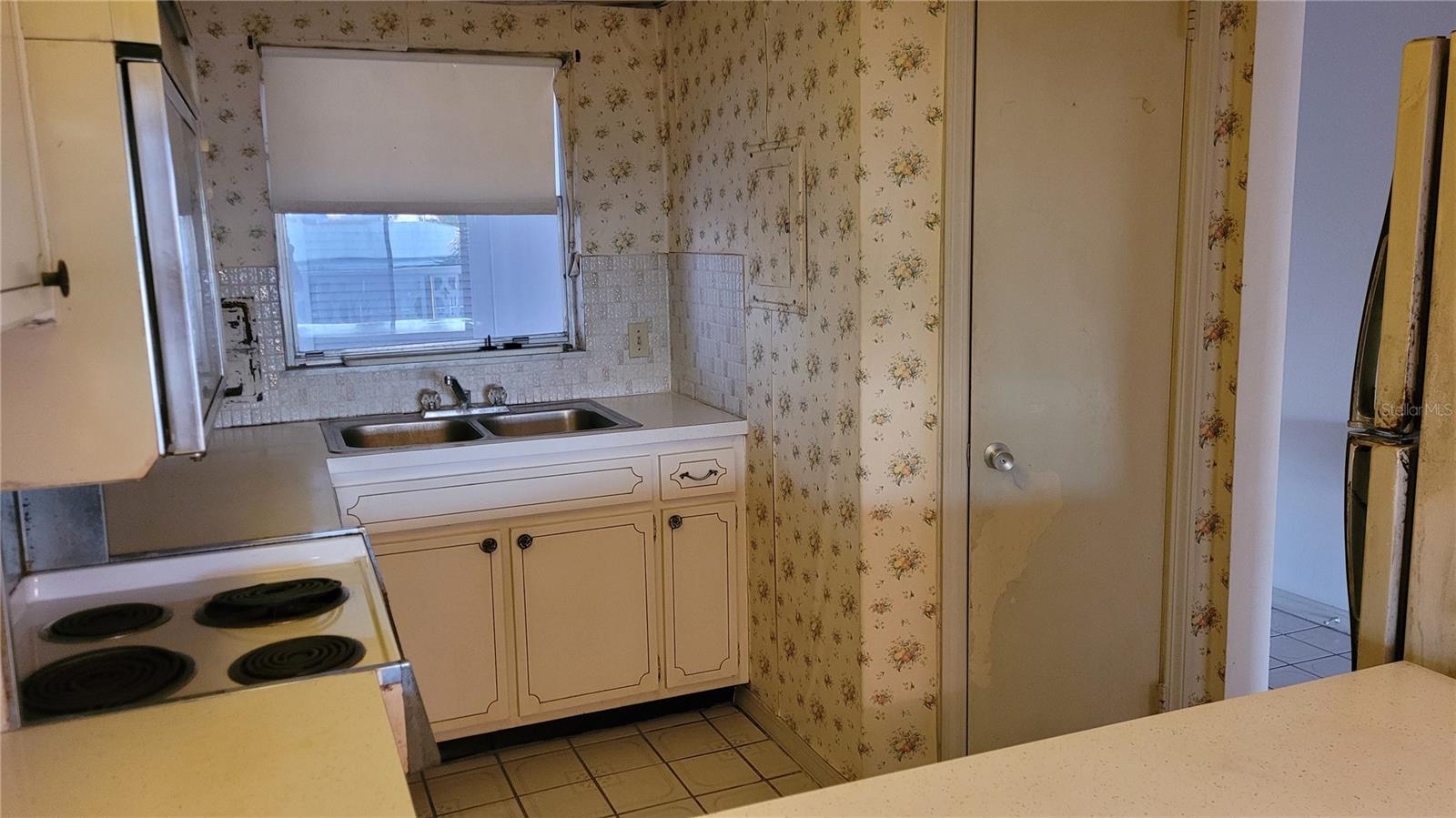 Image 7 of 62 For 1100 Shore Drive Ne 407