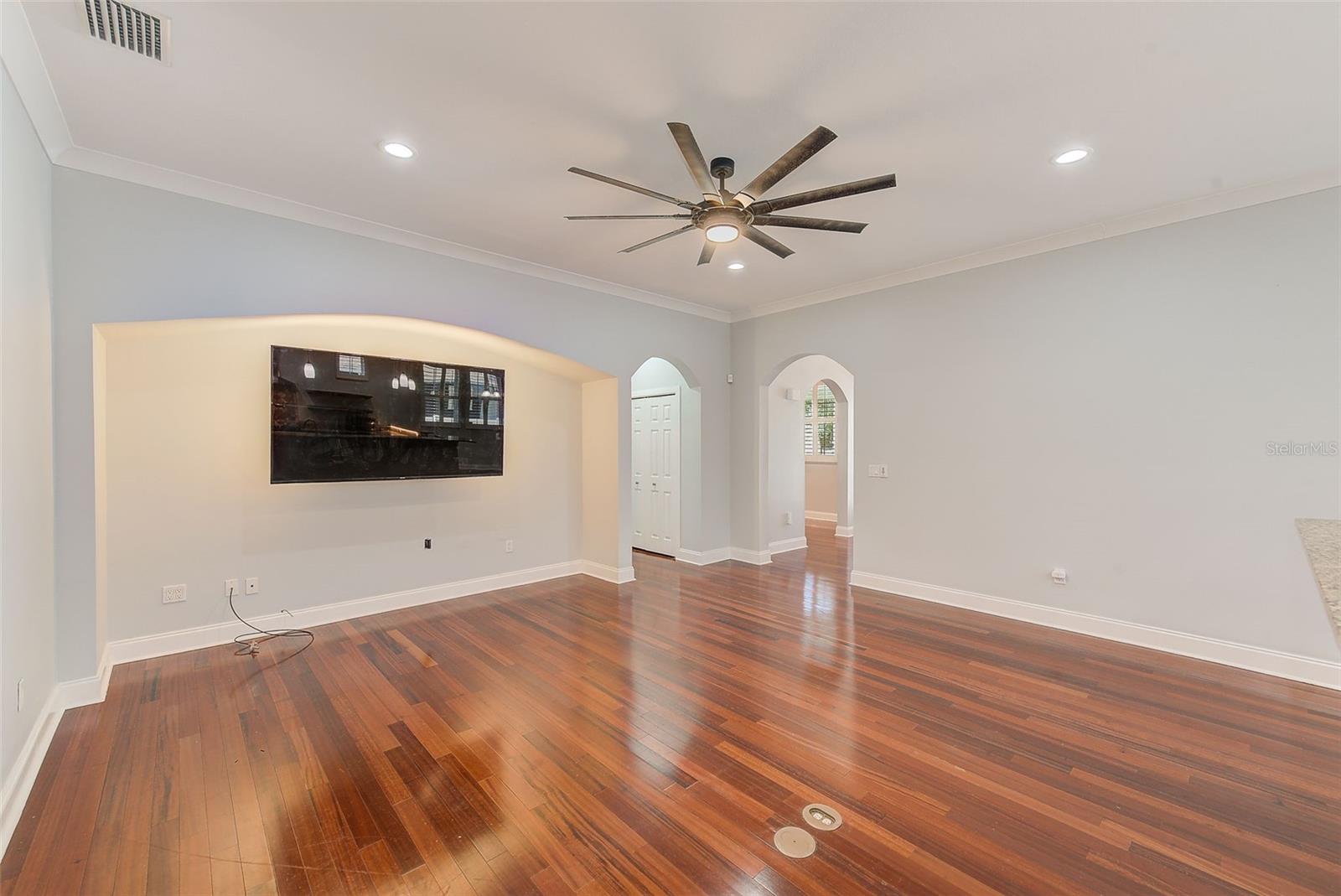 Image 10 of 38 For 1110 Highland Street S