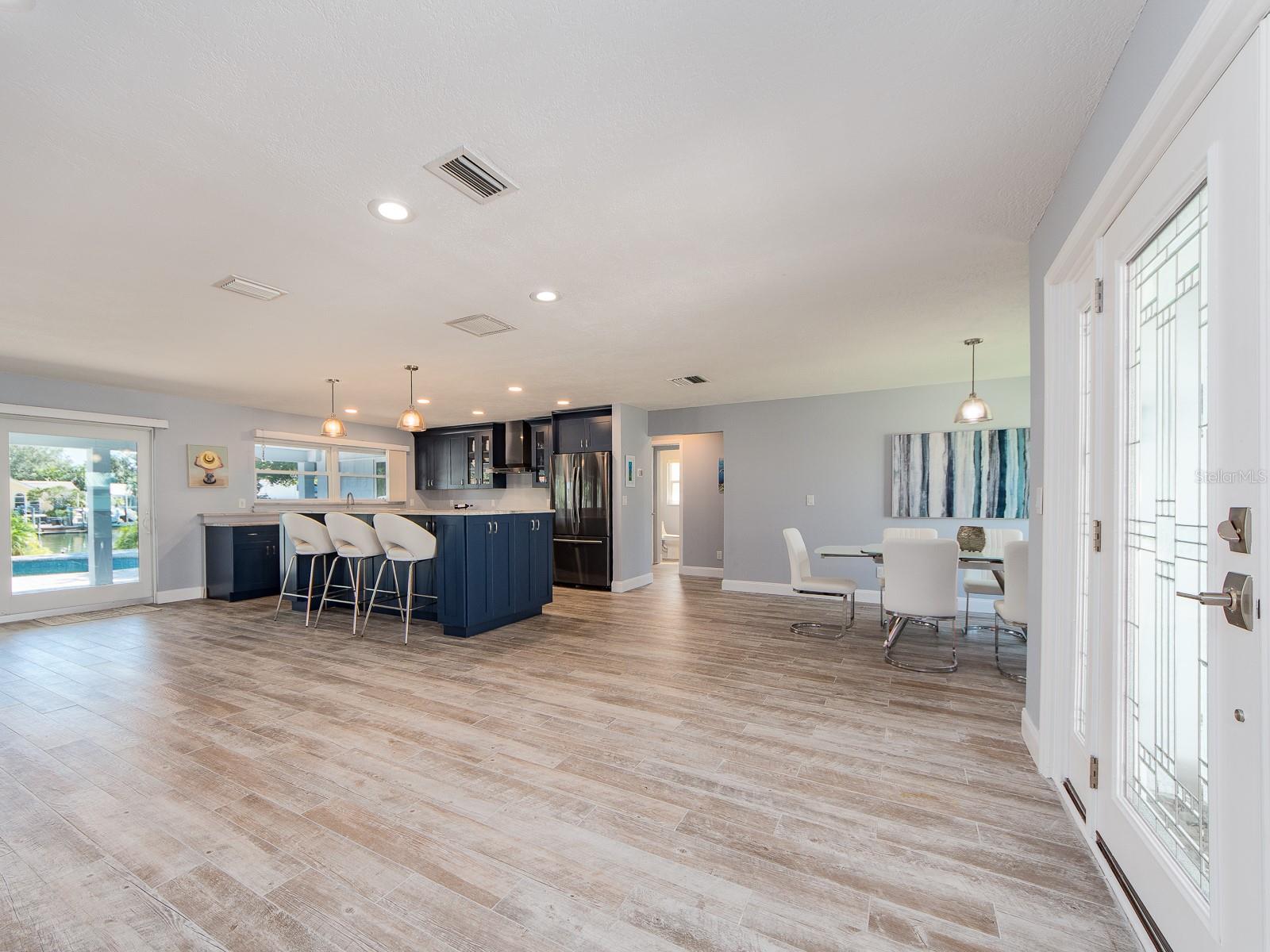 Listing photo id 1 for 725 Snug Island
