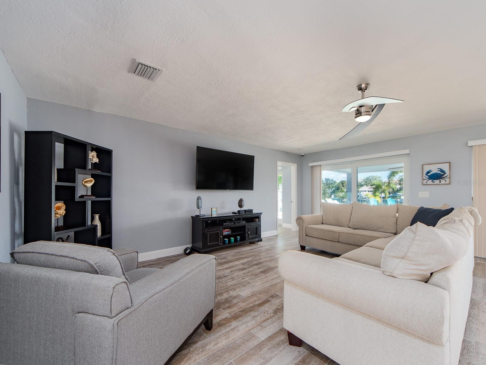 Listing photo id 2 for 725 Snug Island