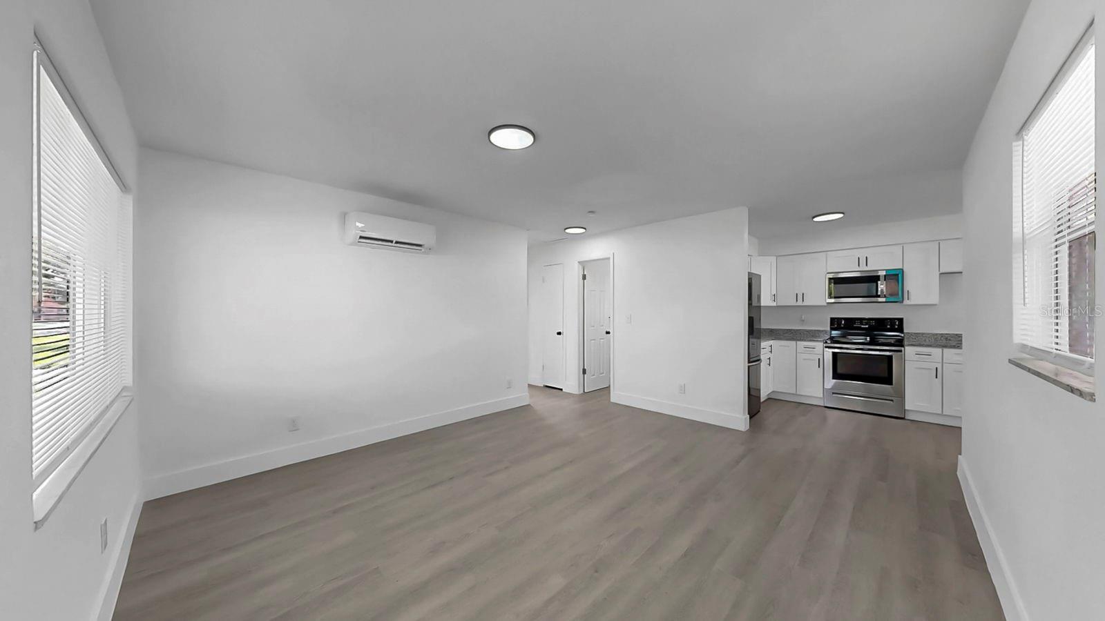 Listing photo id 9 for 730 Lynndale Street N