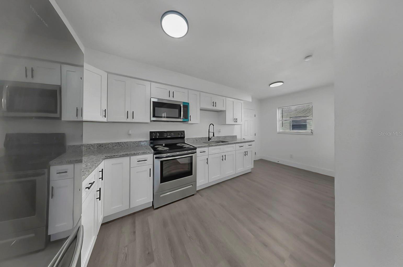 Listing photo id 11 for 730 Lynndale Street N