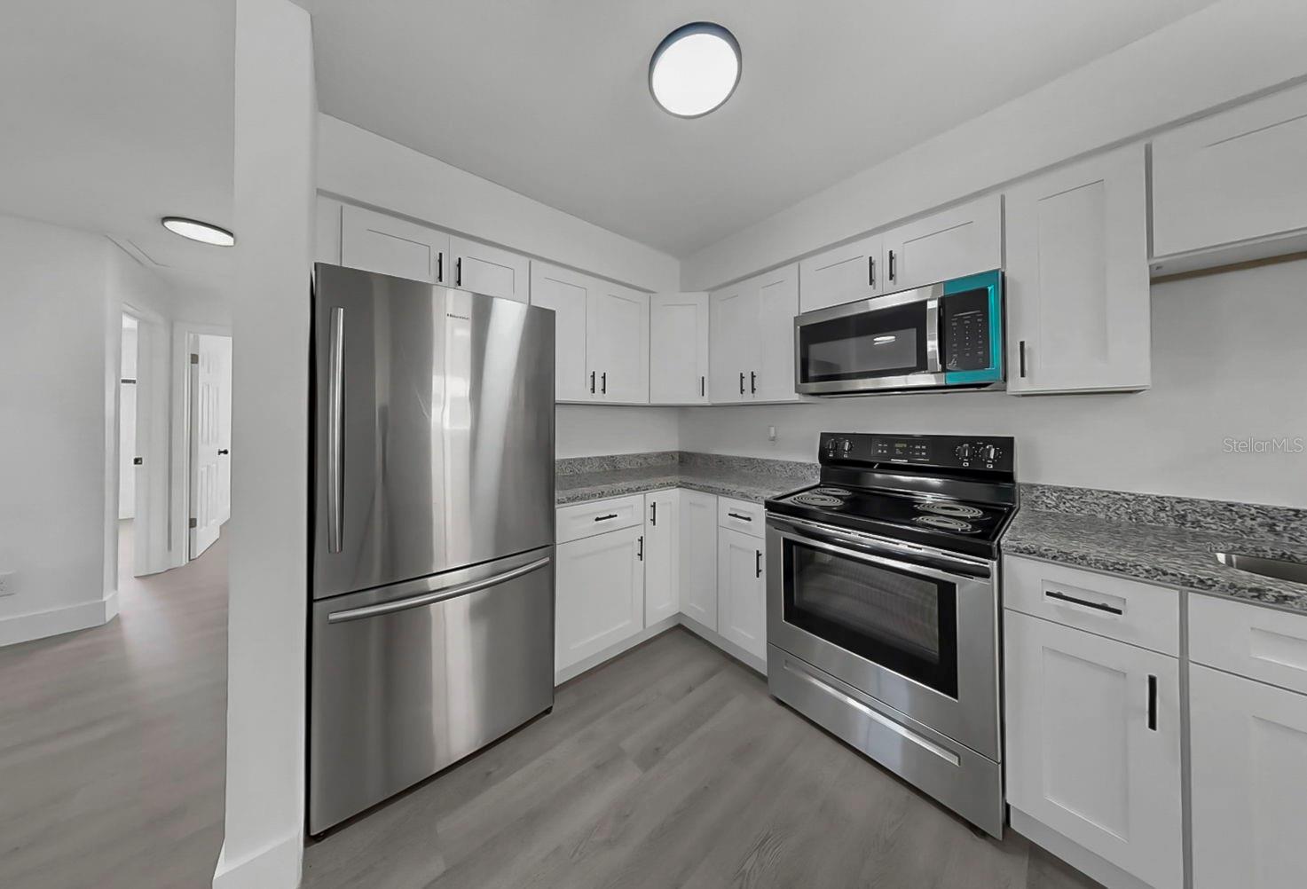 Listing photo id 12 for 730 Lynndale Street N