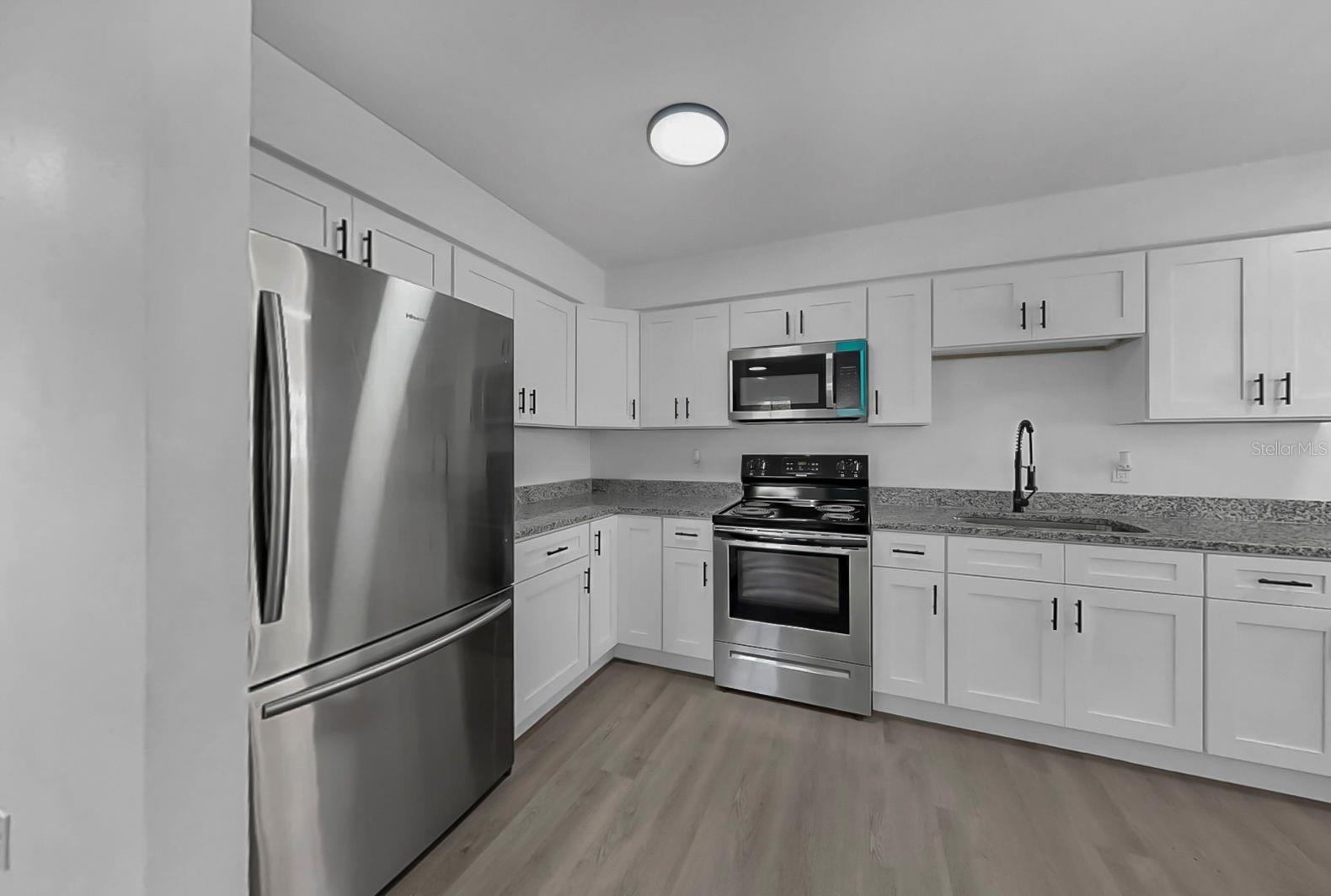 Listing photo id 13 for 730 Lynndale Street N