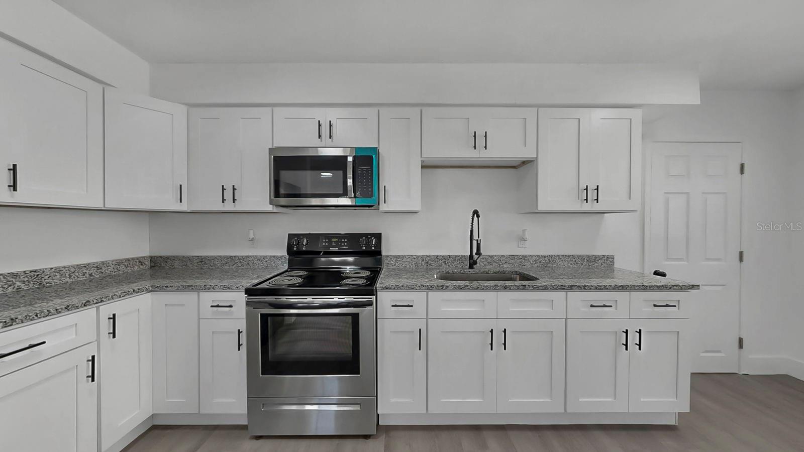 Listing photo id 14 for 730 Lynndale Street N