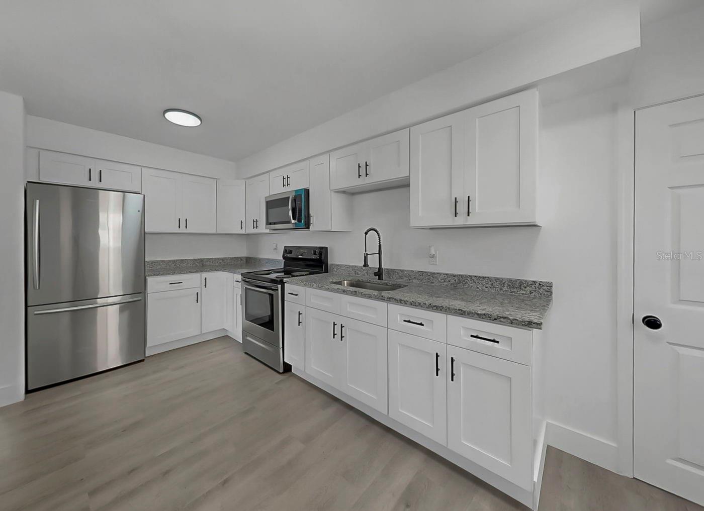 Listing photo id 15 for 730 Lynndale Street N