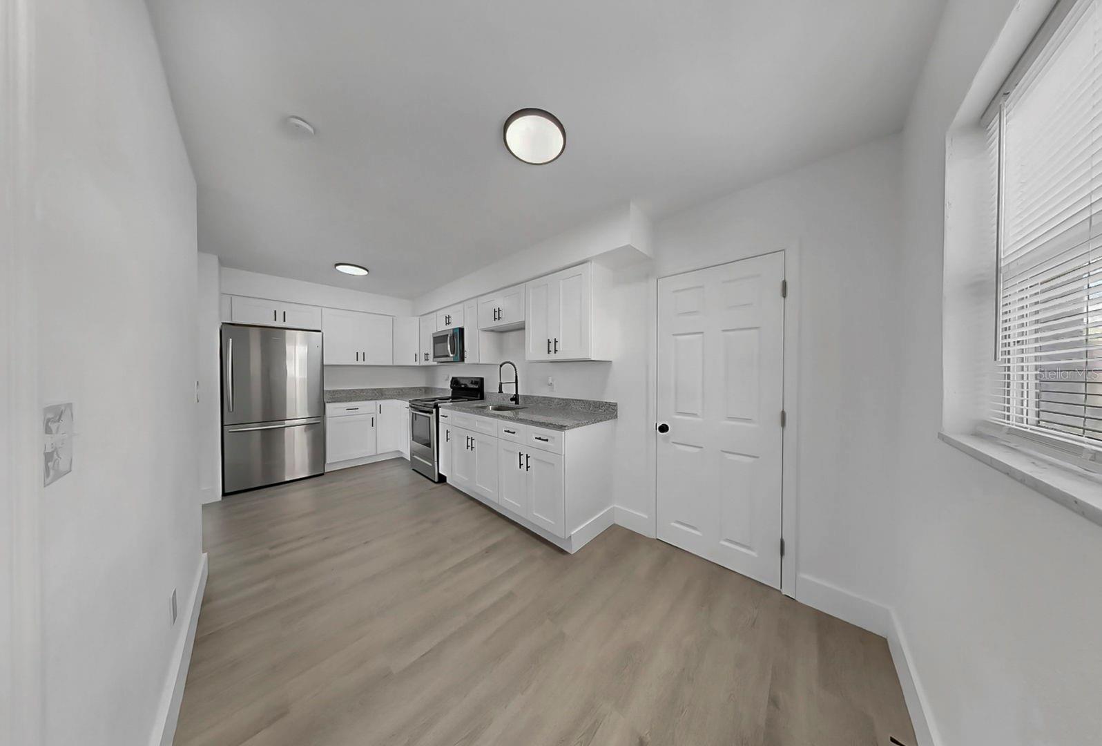 Listing photo id 16 for 730 Lynndale Street N