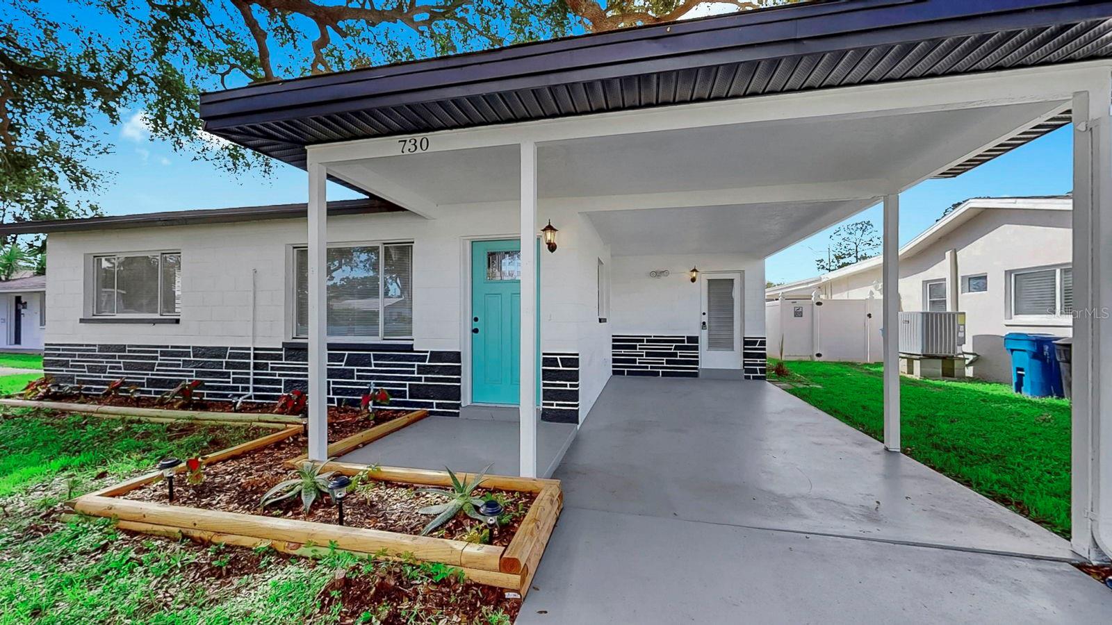 Listing photo id 0 for 730 Lynndale Street N