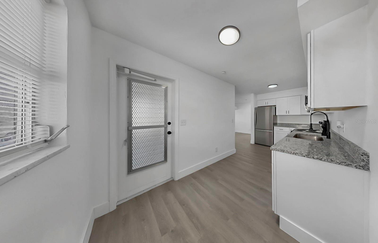 Listing photo id 18 for 730 Lynndale Street N