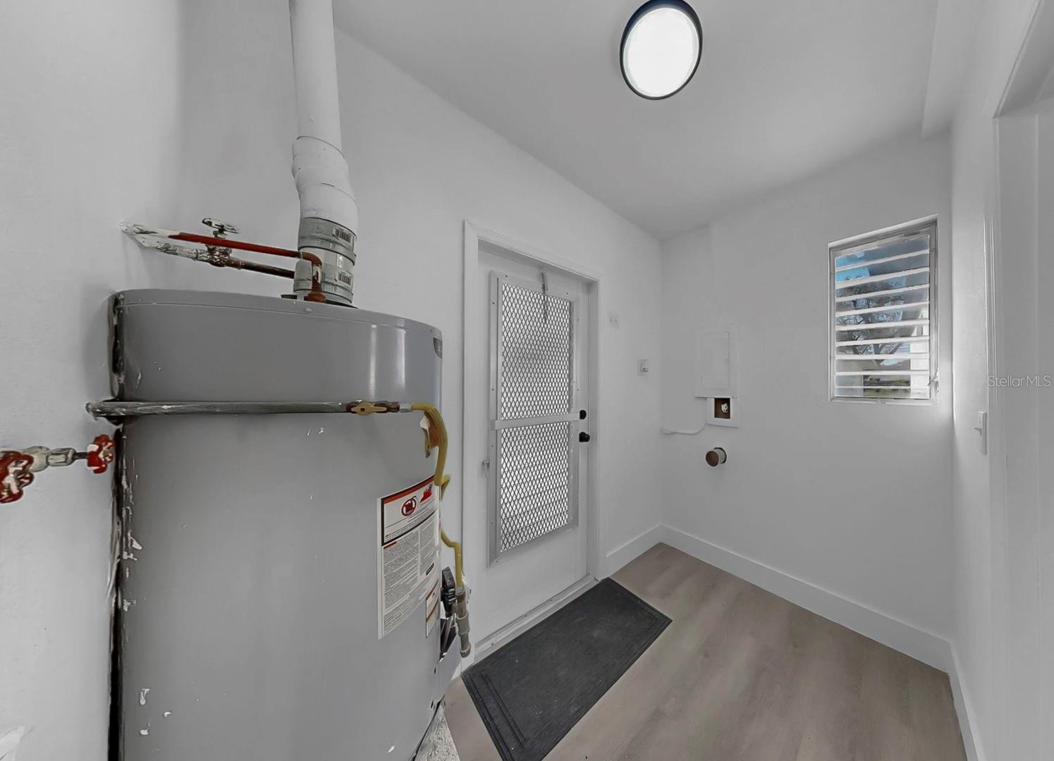 Listing photo id 29 for 730 Lynndale Street N