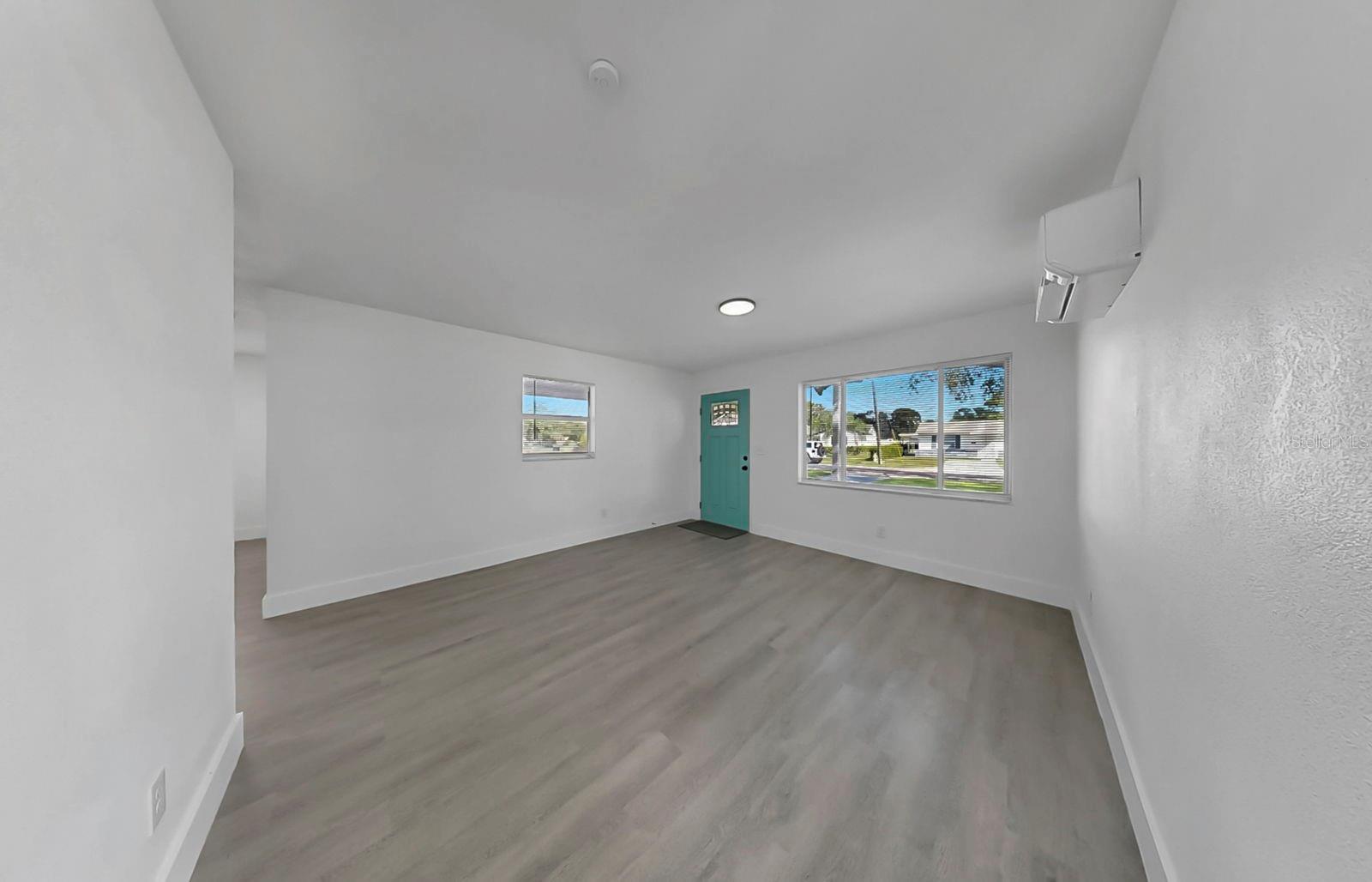 Listing photo id 7 for 730 Lynndale Street N