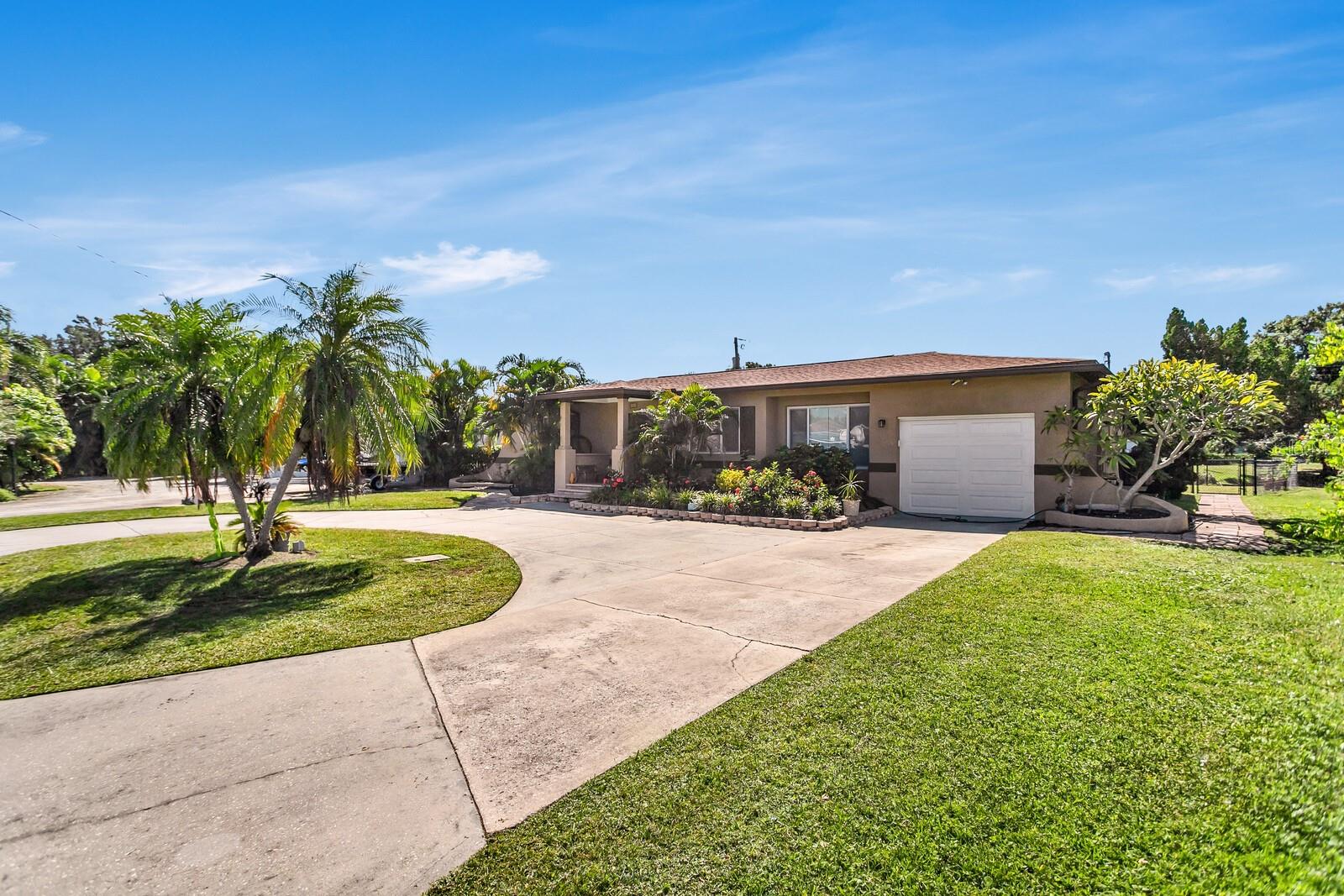 Image 13 of 40 For 4864 Lake Charles Drive N