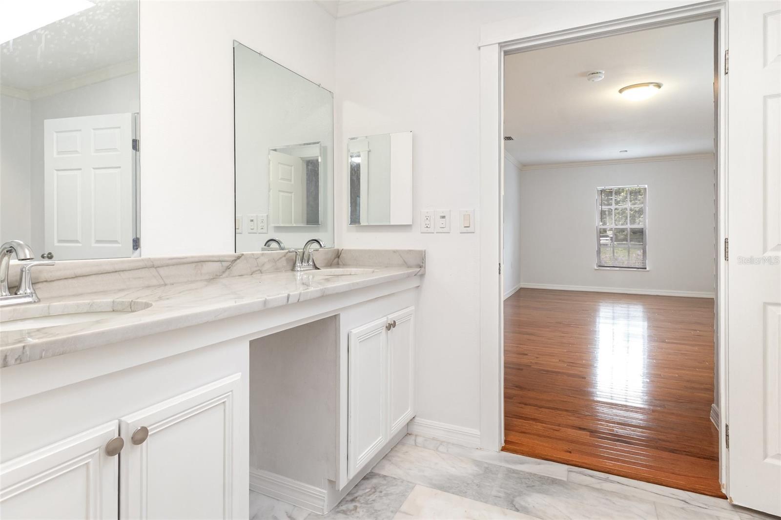 Image 16 of 37 For 932 Augusta Street