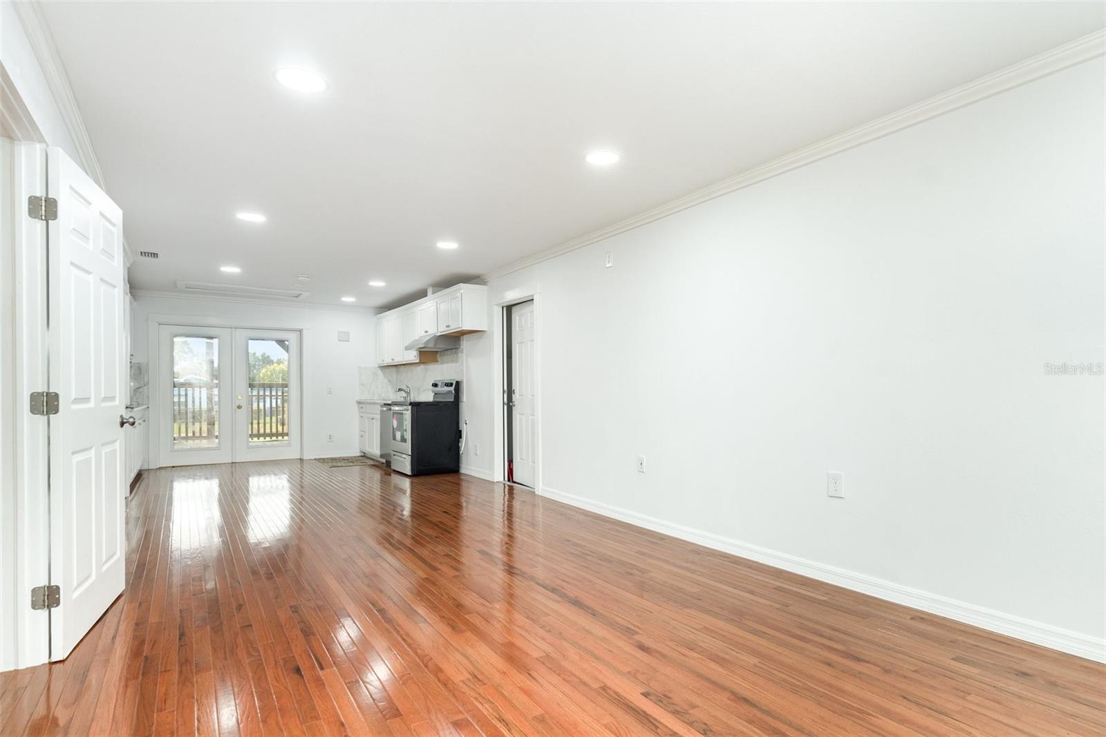 Image 6 of 37 For 932 Augusta Street