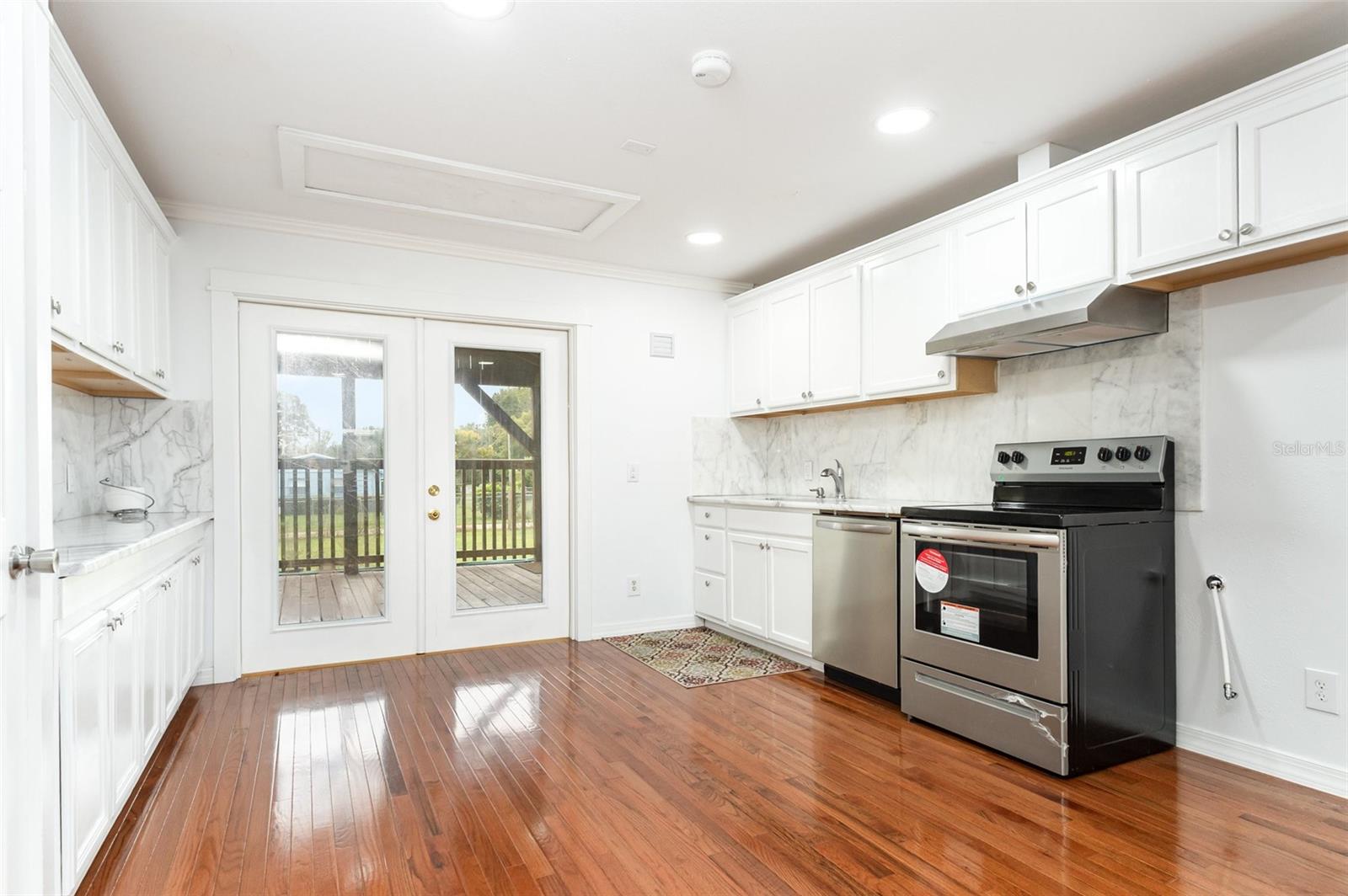 Image 9 of 37 For 932 Augusta Street