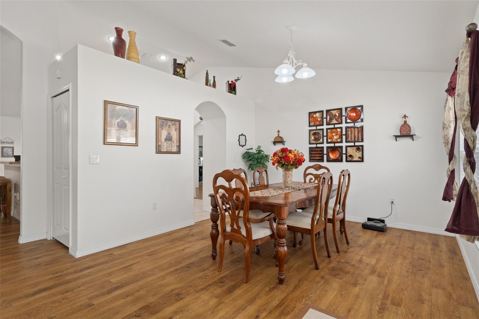 Listing photo id 14 for 18279 Mairdale Road