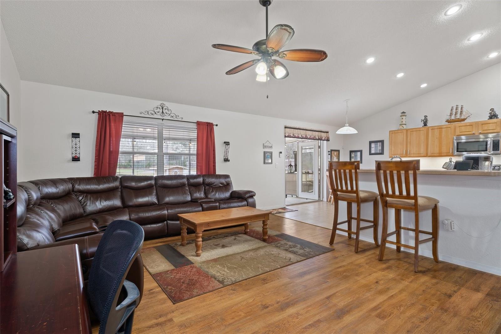 Listing photo id 19 for 18279 Mairdale Road