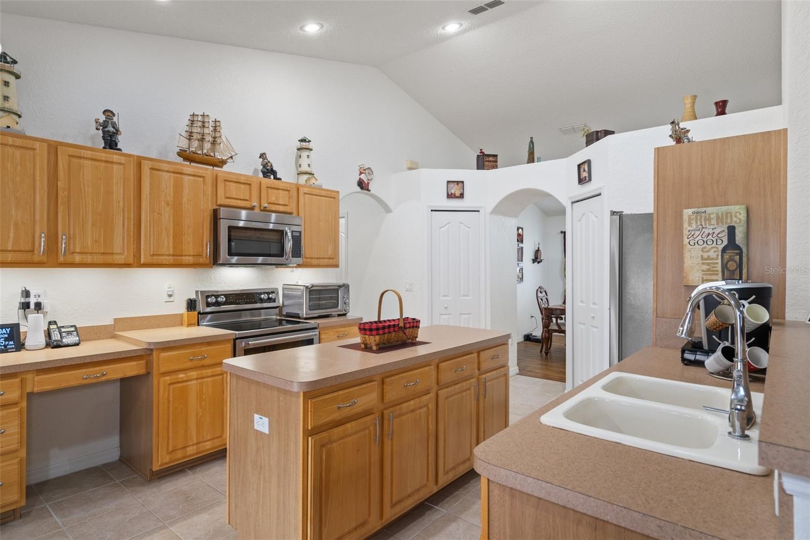 Listing photo id 25 for 18279 Mairdale Road