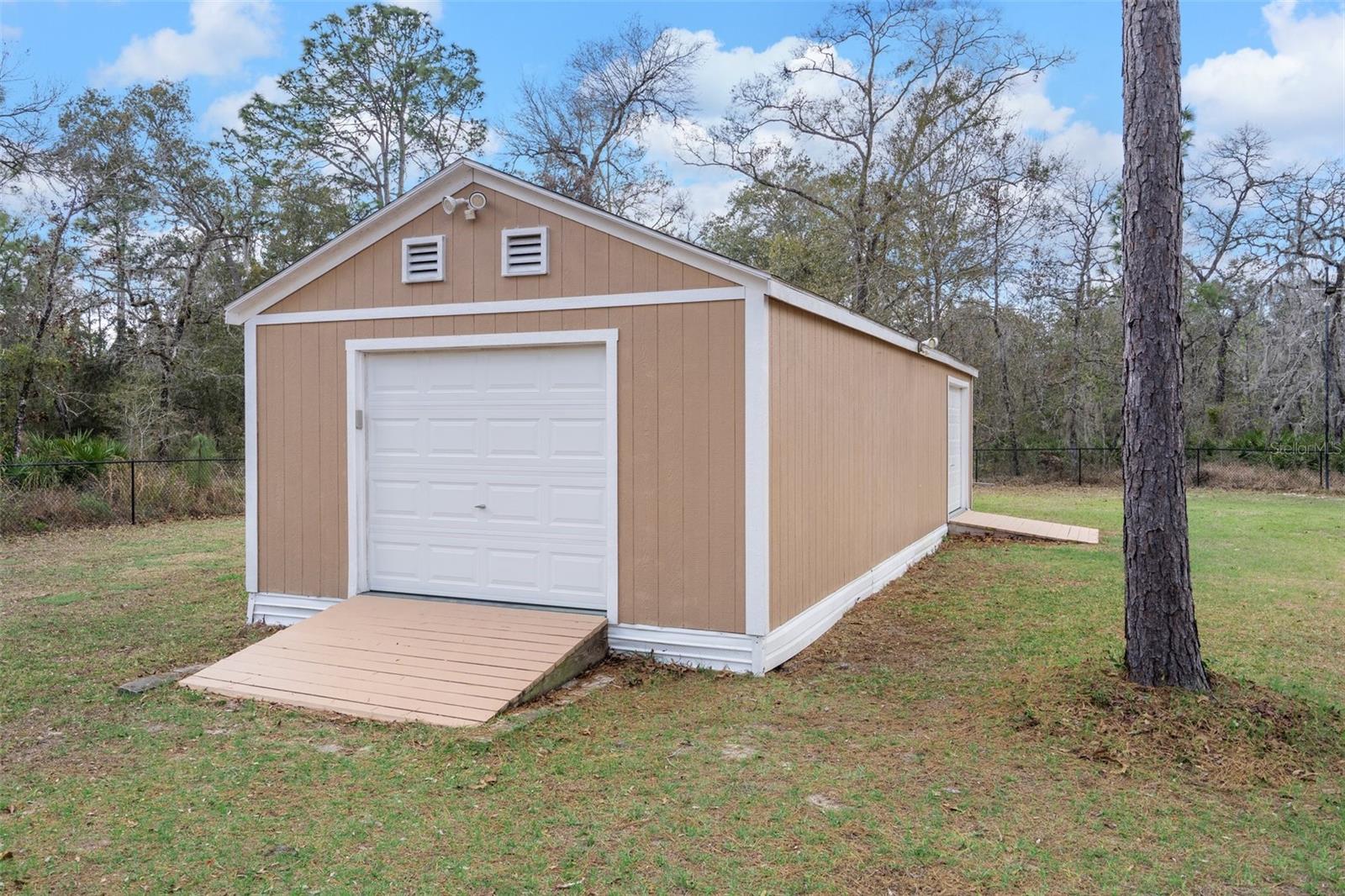 Listing photo id 47 for 18279 Mairdale Road