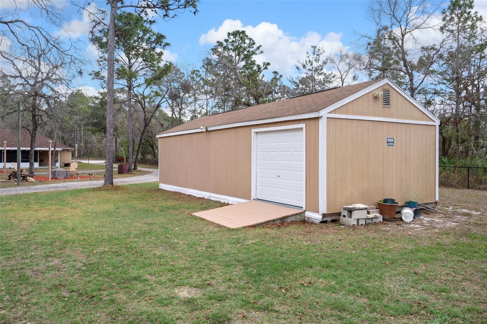 Listing photo id 53 for 18279 Mairdale Road