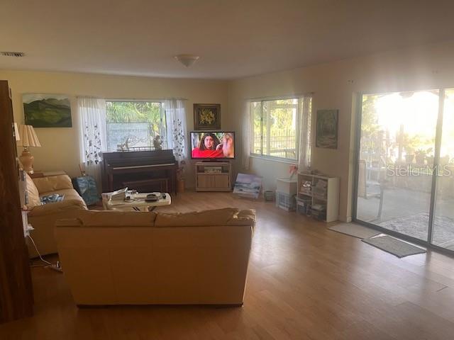 Image 4 of 14 For 11435 Oval Drive E