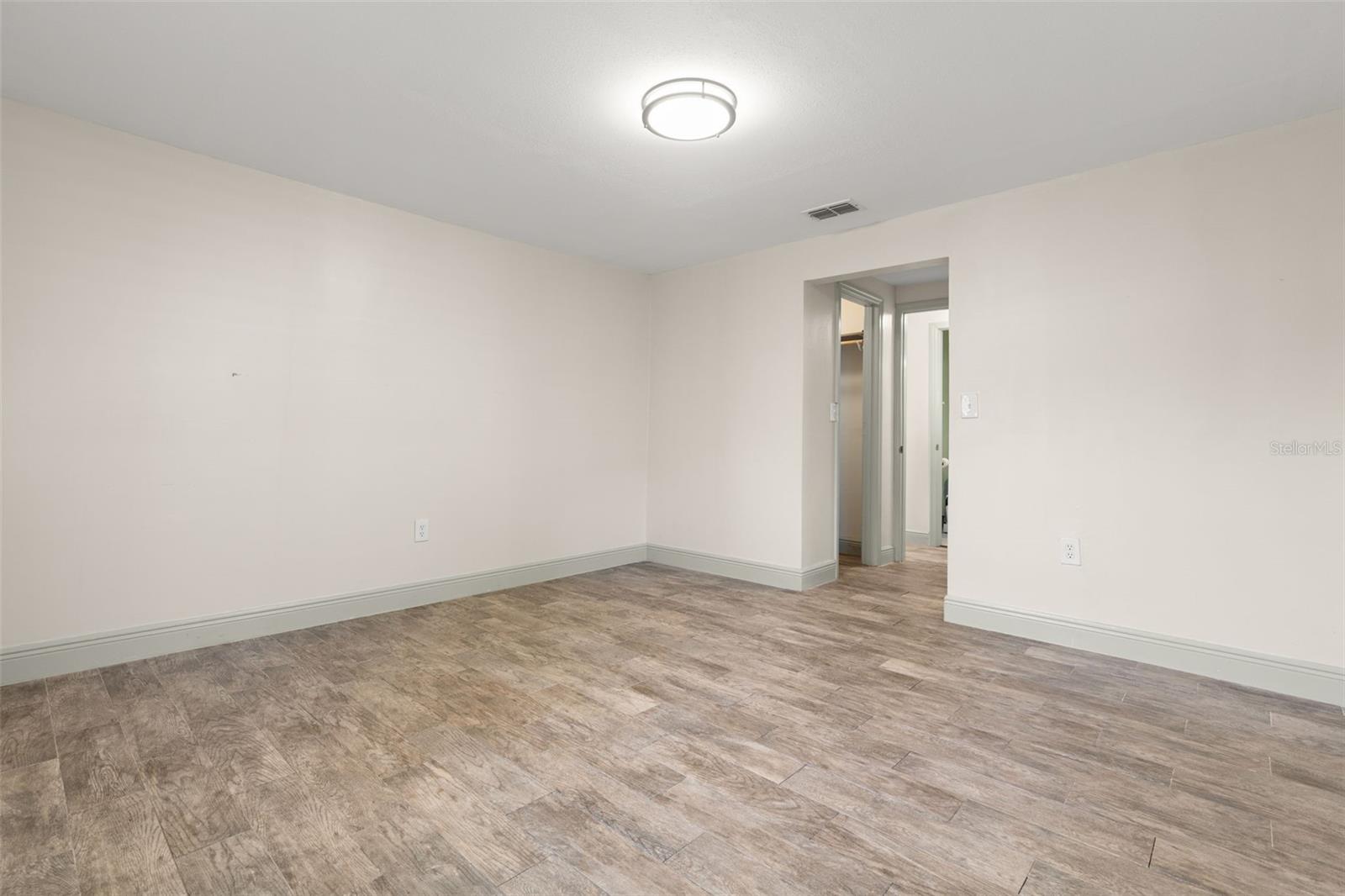 Image 18 of 31 For 8507 Claonia Street