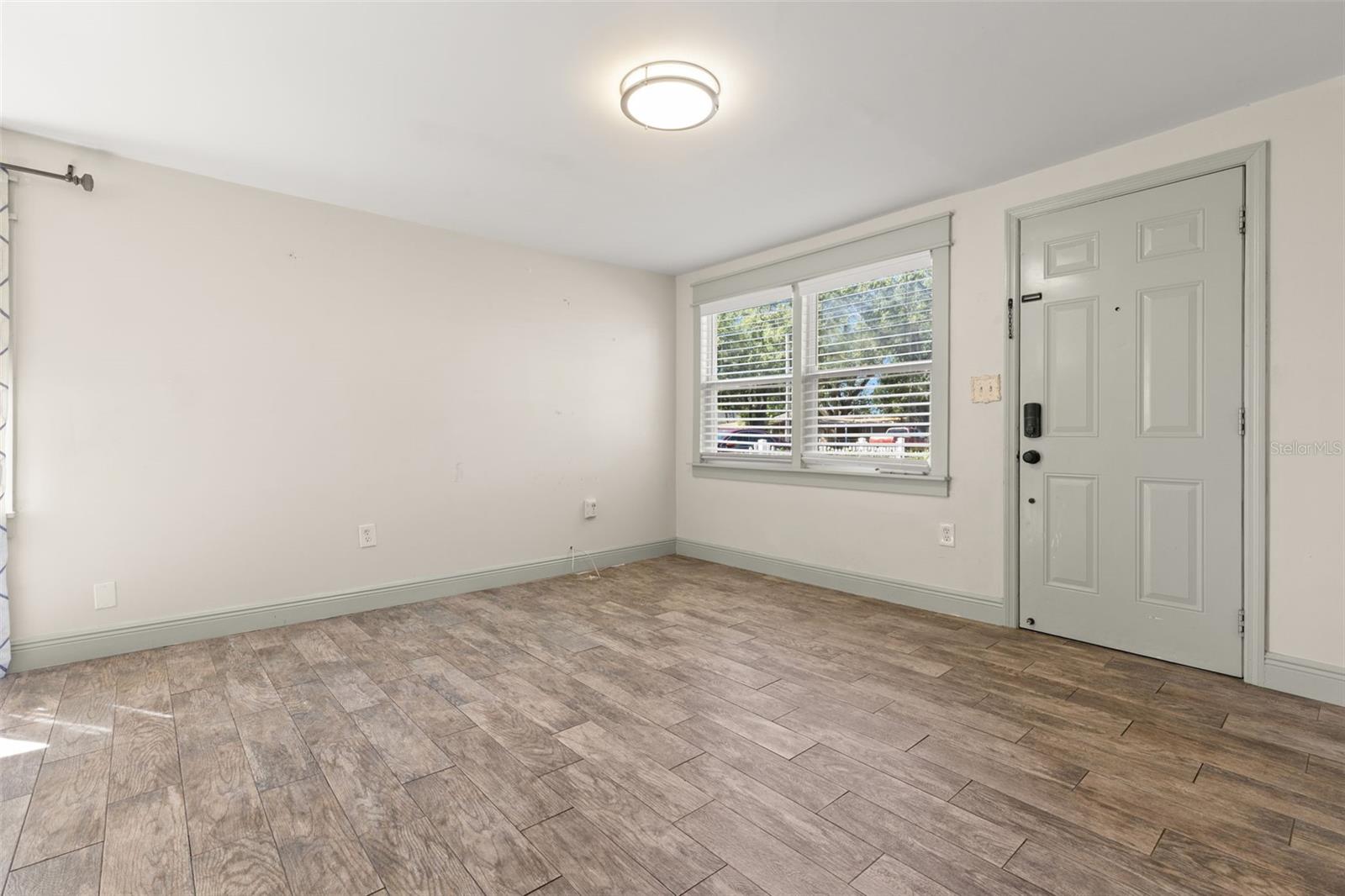 Image 9 of 31 For 8507 Claonia Street